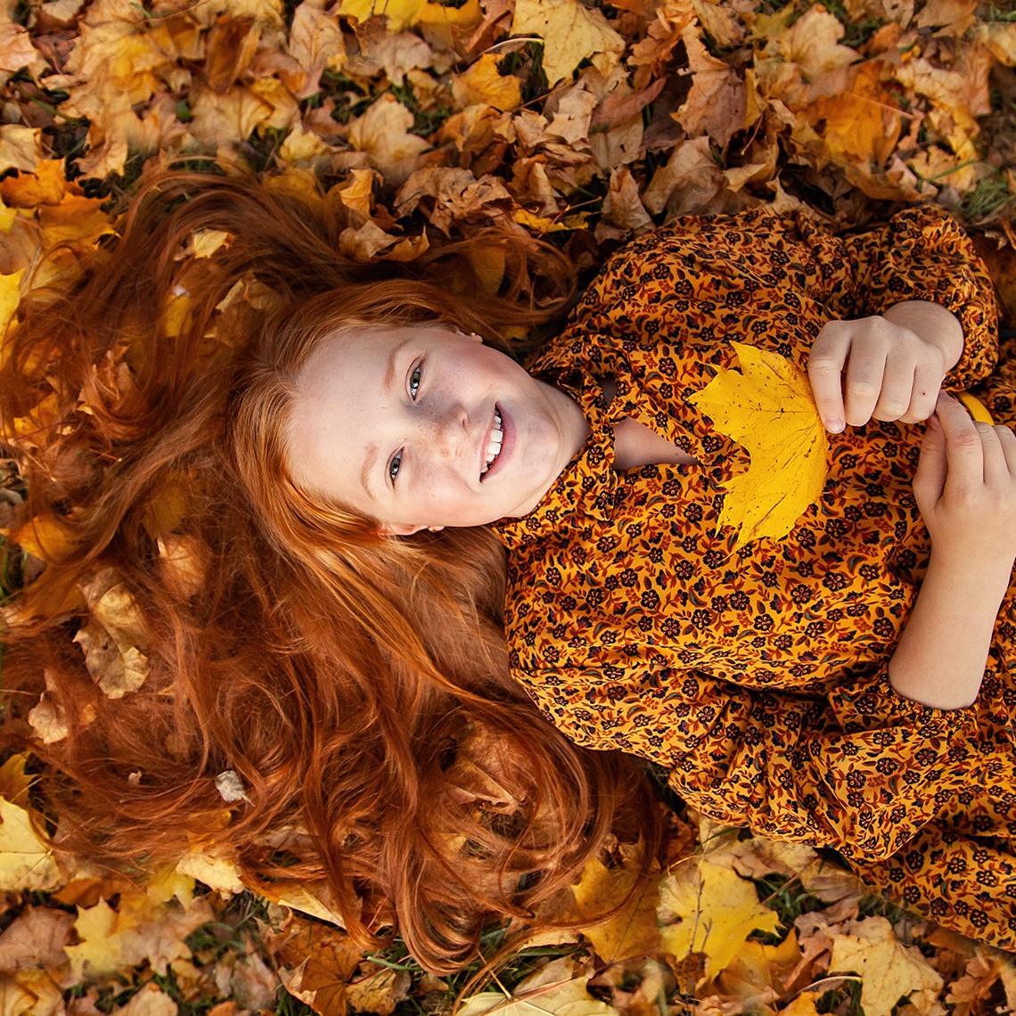 Детская фотосессия в осенних листьях