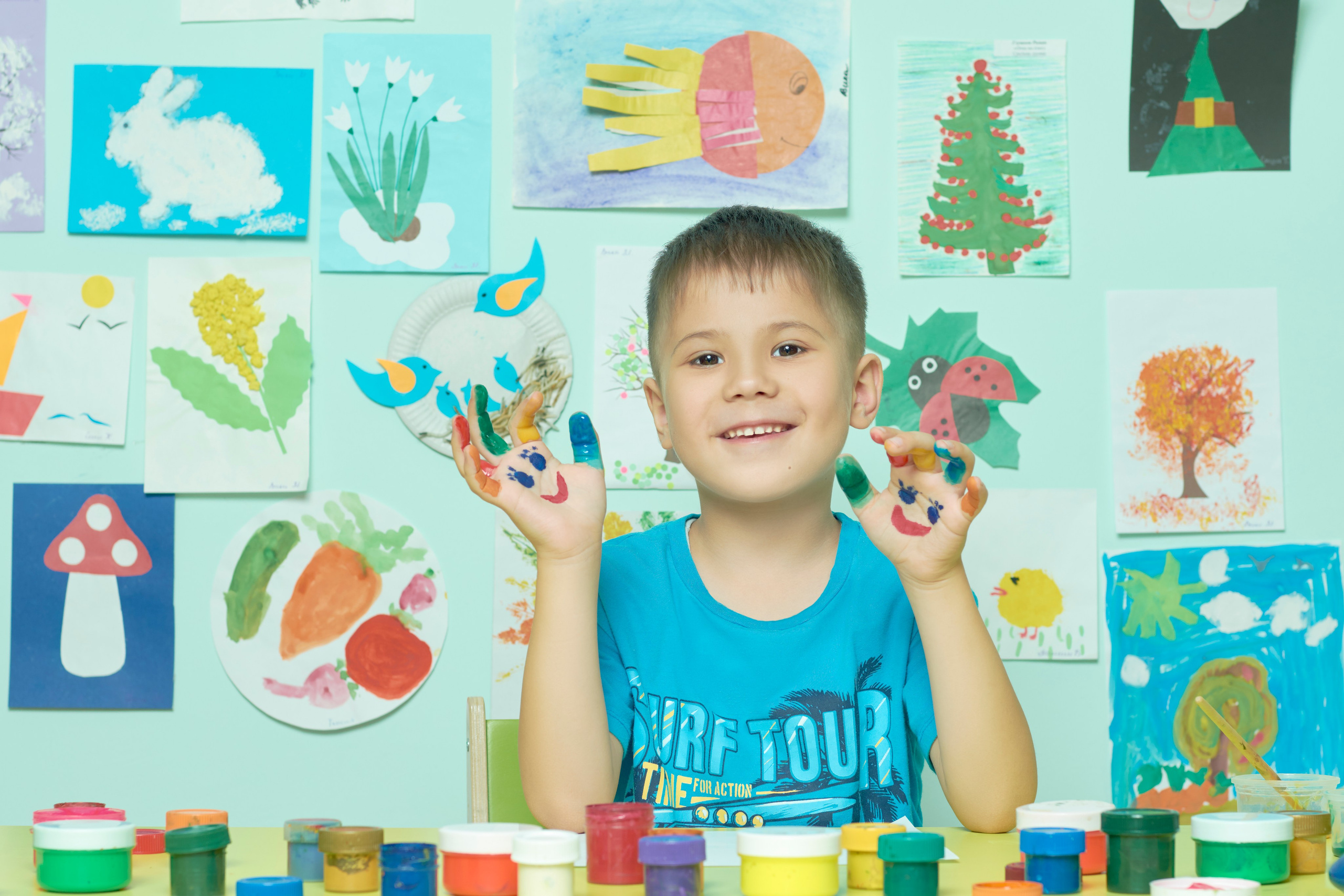 Постановочный портрет мальчика с красками, выпускной альбом в детском саду