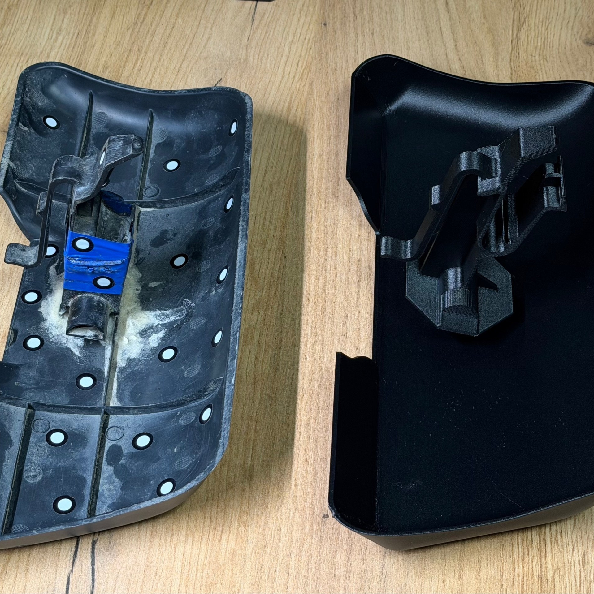 Заглушка на фаркоп для Mitsubishi Outlander из черного PETG-CF