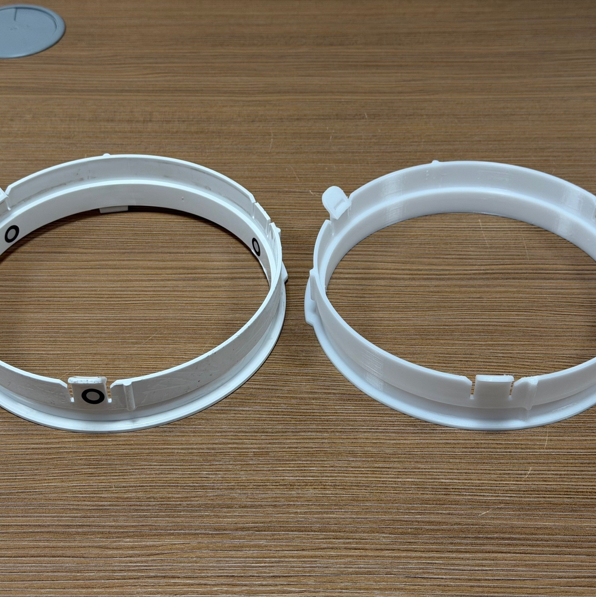 Крепление гофры к напольной системе кондиционирования, напечатанное из белого PETG