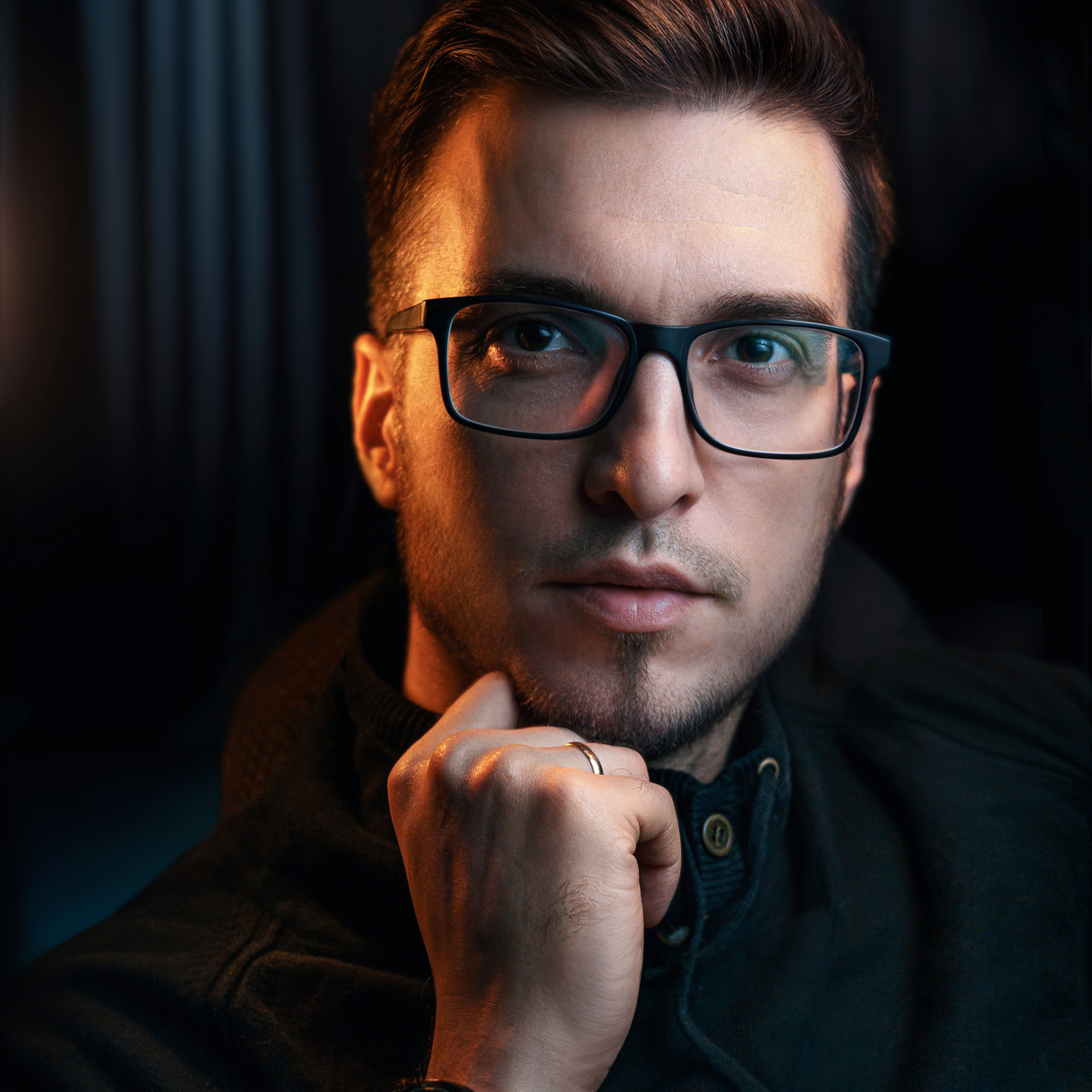 Контакты. Фотограф Константин Калачёв