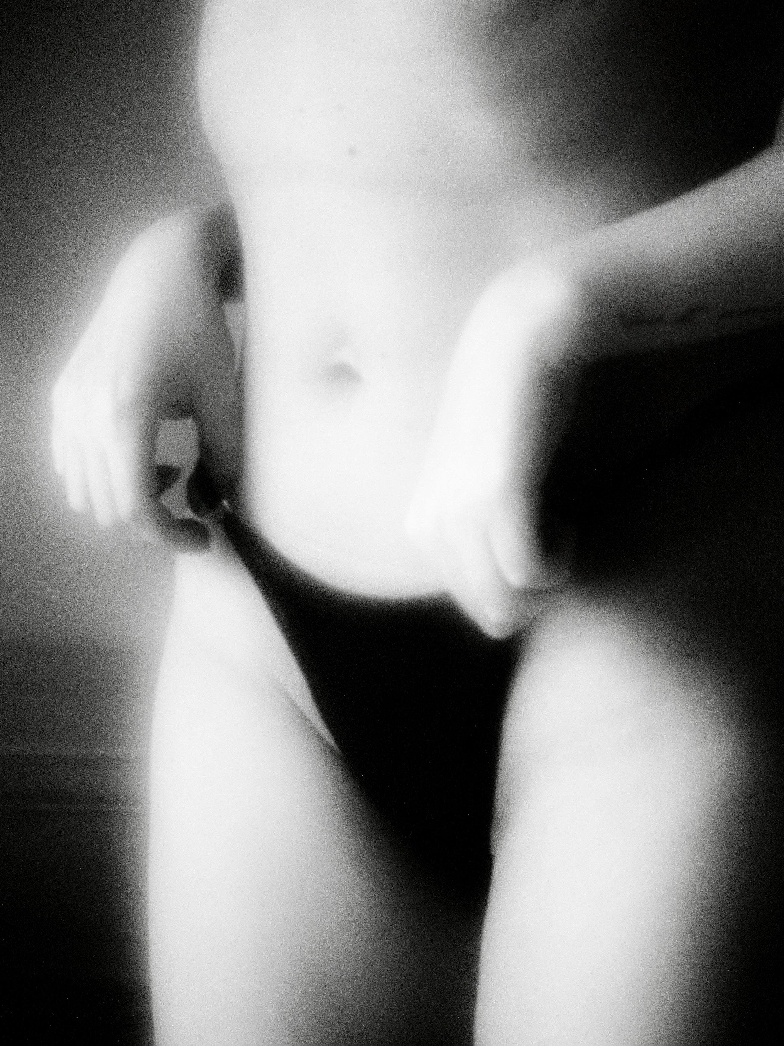 Стройная женщина поправляет трусики танго крупным планом.