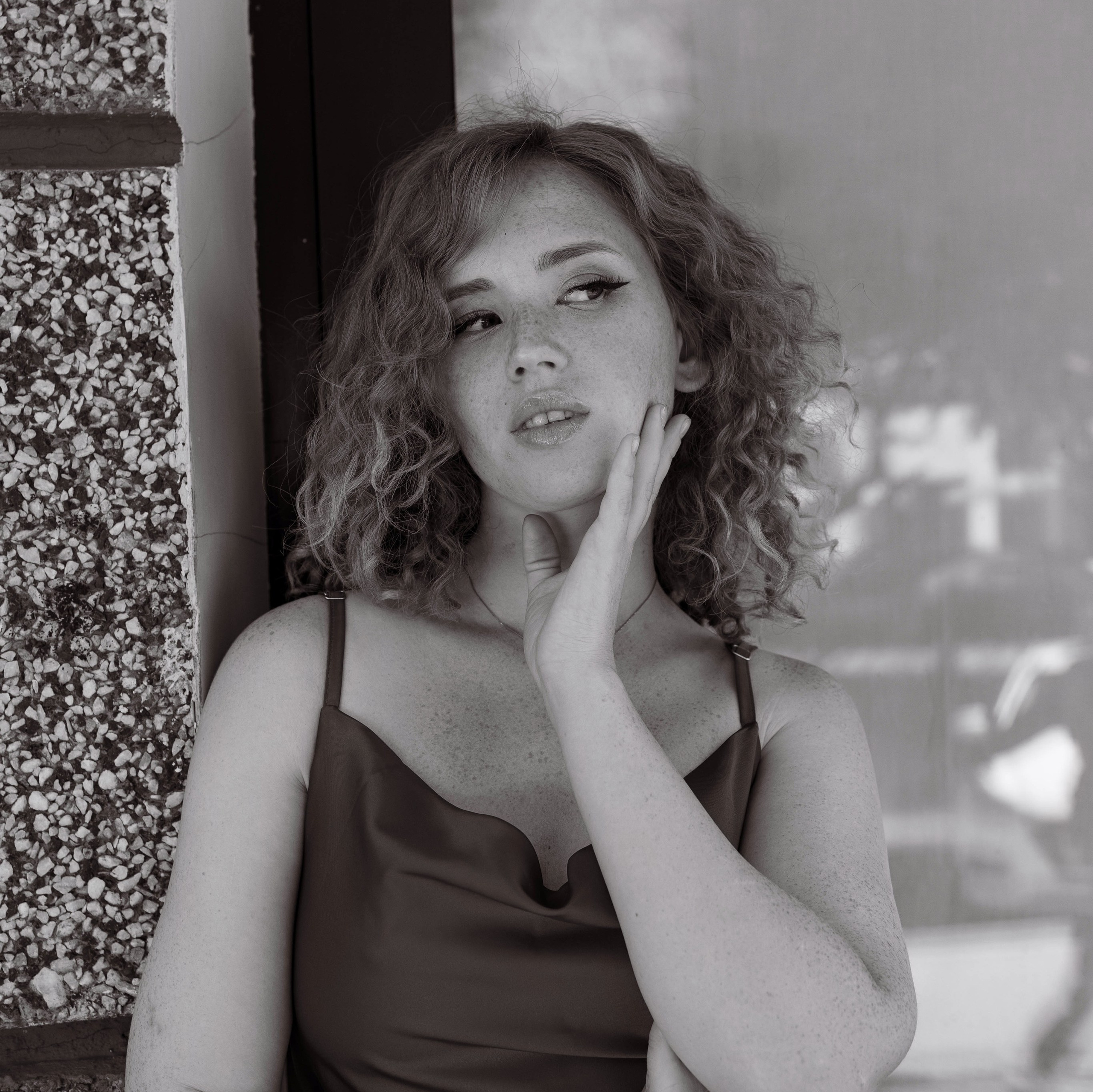 Девушка положила руку на стол