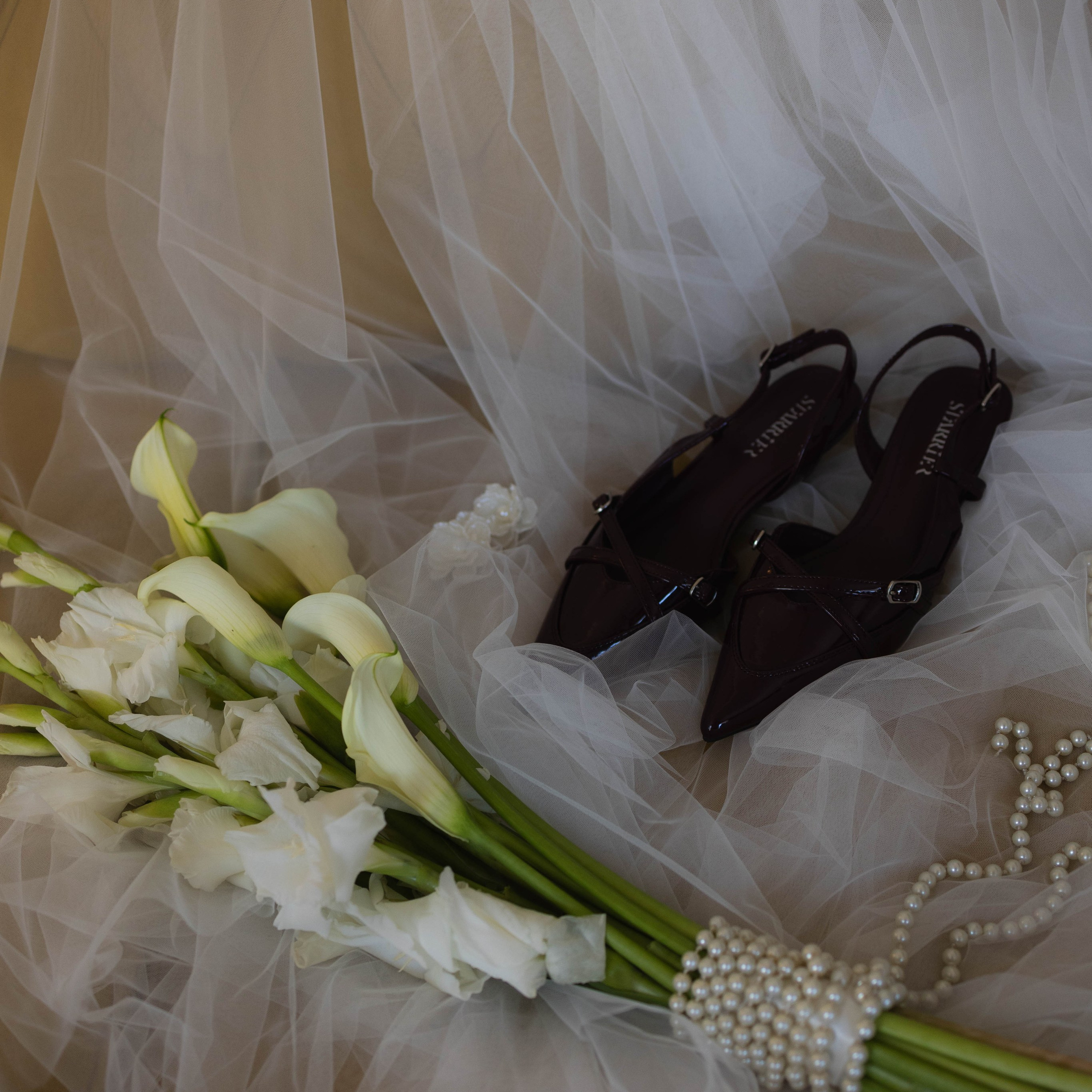 Девушка положила руку на стол