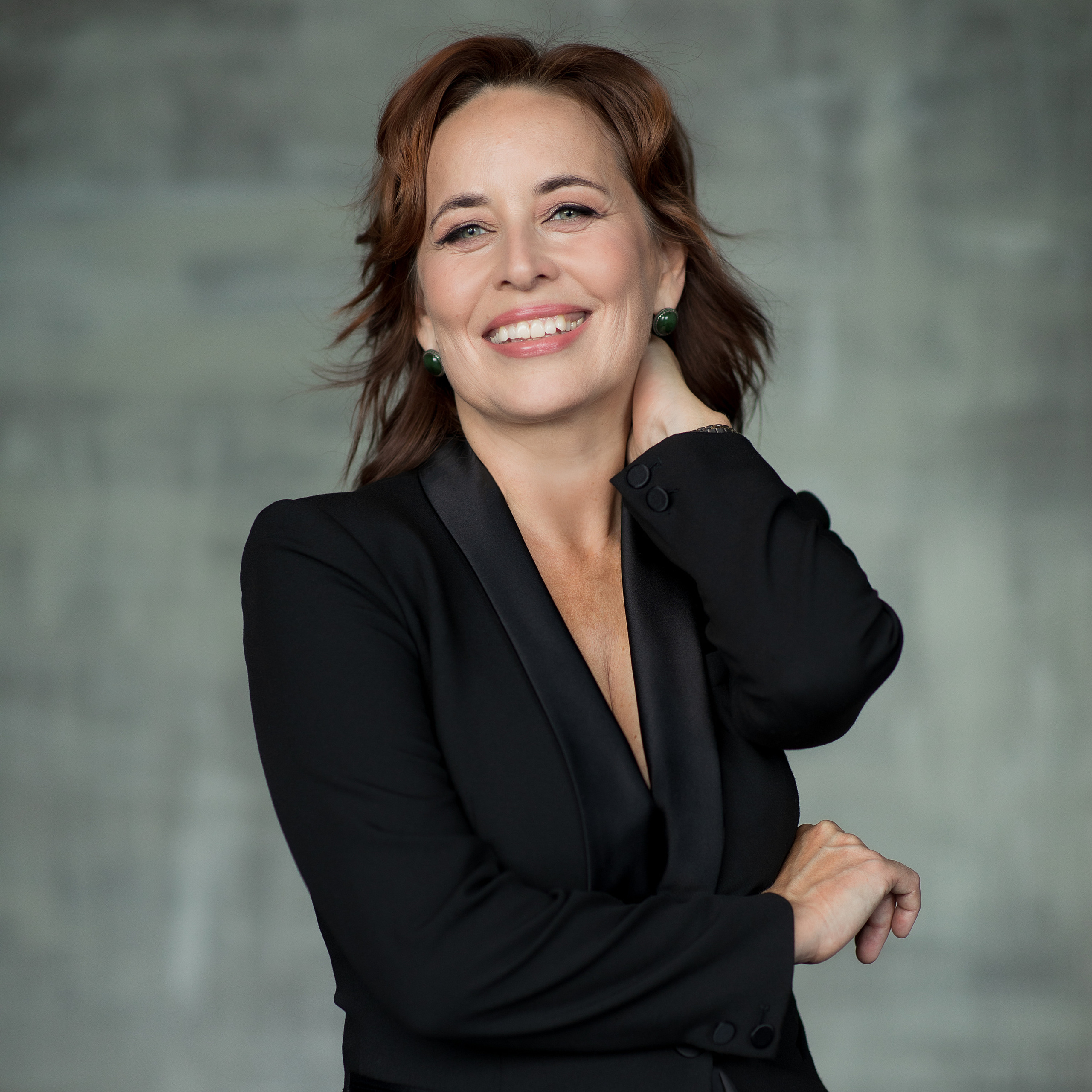 Женский портрет в студии в черном пиджаке в Москве, фотограф Анна Лебедева