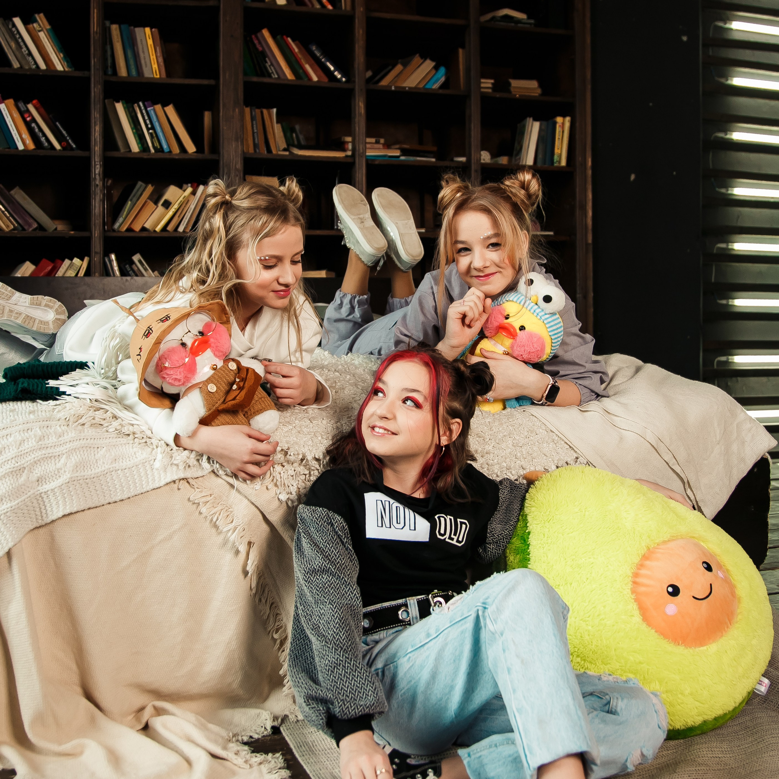 Идея для выпускного альбома - фотосессия в библиотеке.