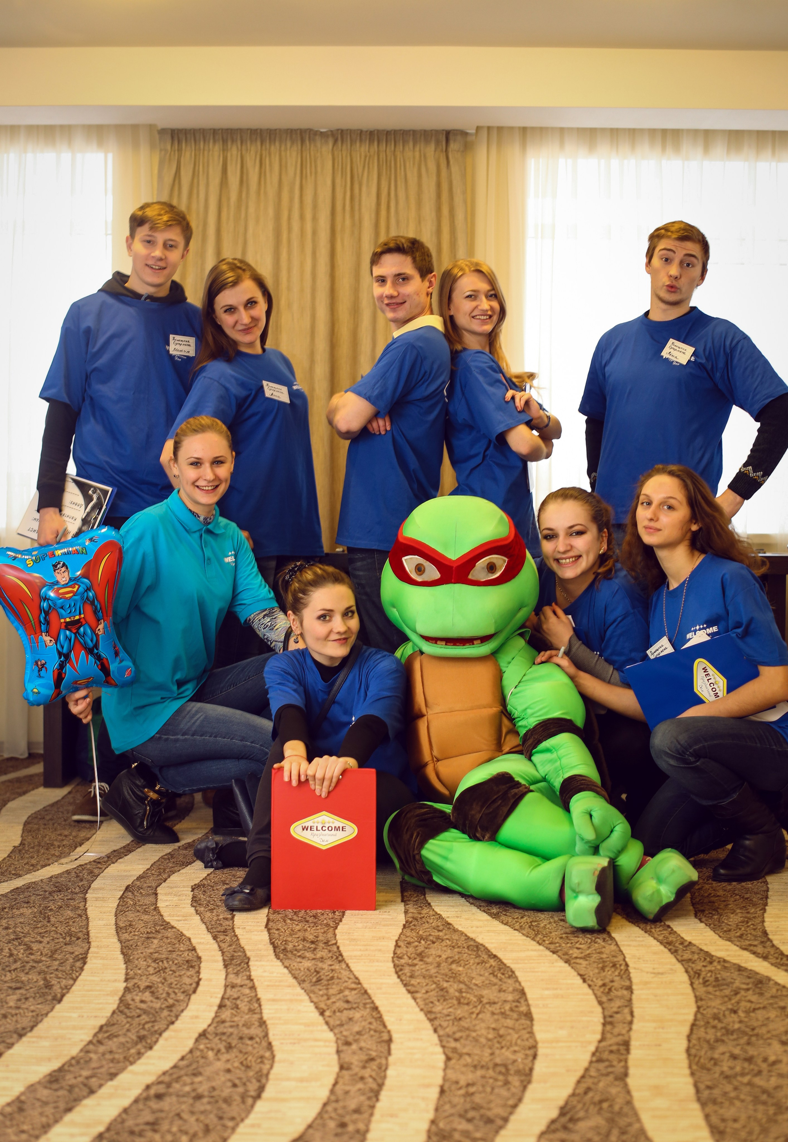 Сотрудники участвуют в соревнованиях и веселых испытаниях во время тимбилдинга