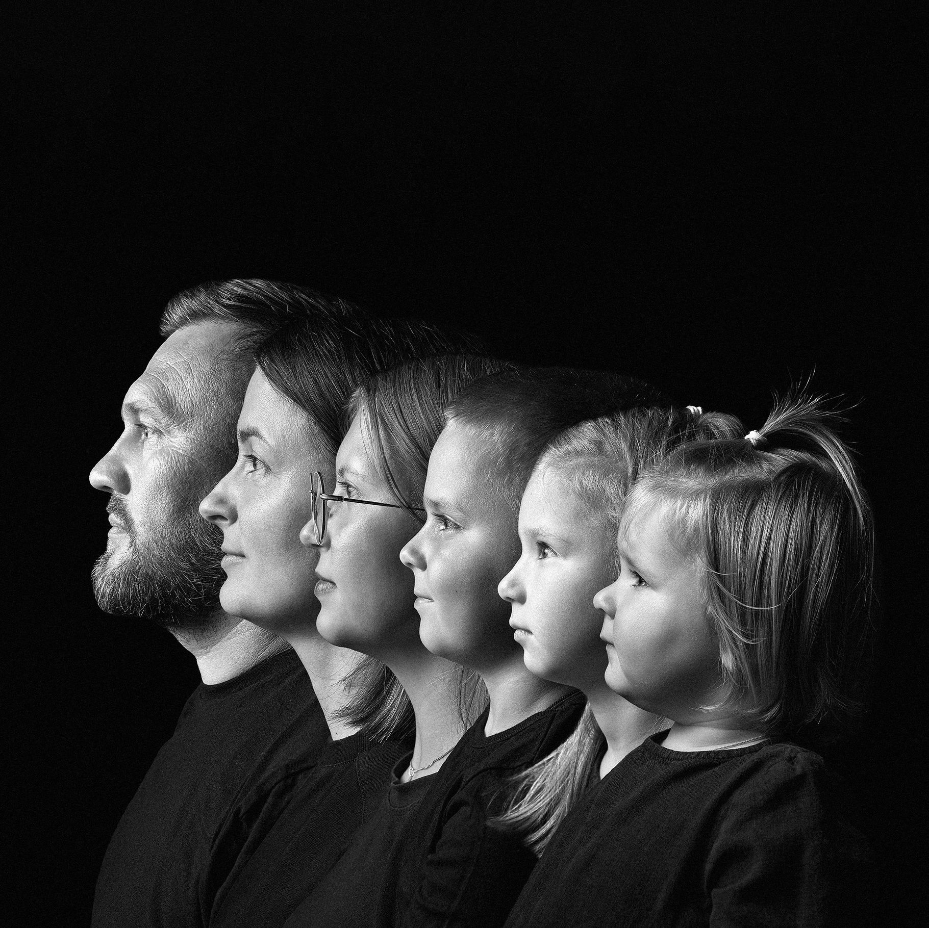 Фотопостер "Семья", на котором чёрно-белый коллаж от мужа, жены до детей сфотографированных профиль. Размер 60х90 см. Печать на пенокартоне.