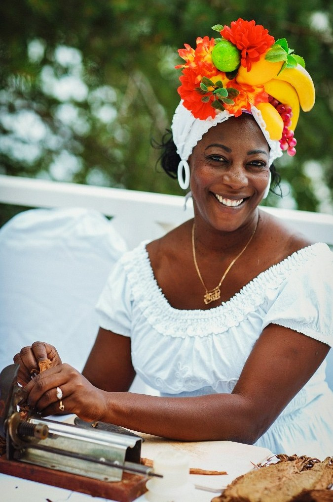 Фотограф ивентов и свадеб, чернокожая кубинка с сигарой