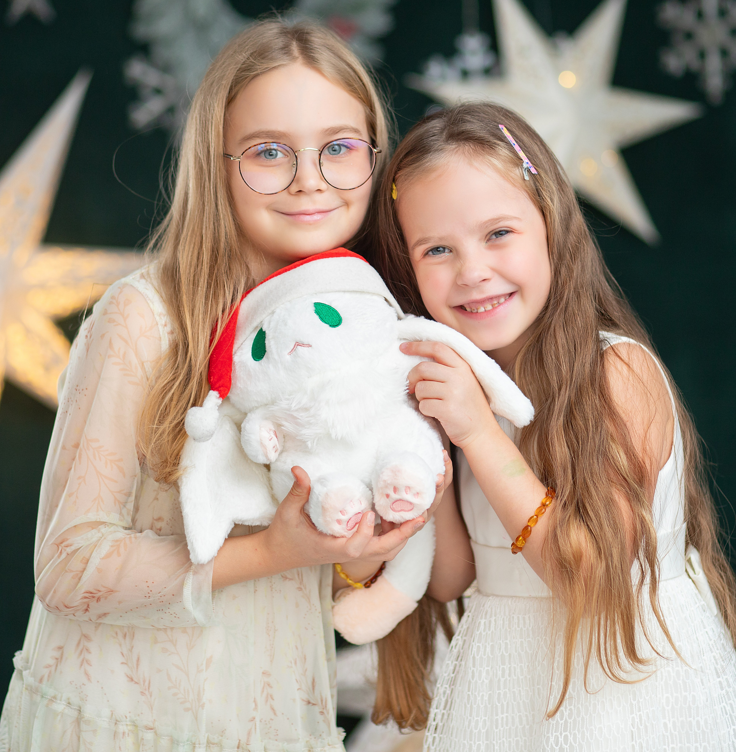 Подружки с игрушкой на новогодней фотосессии в детском саду