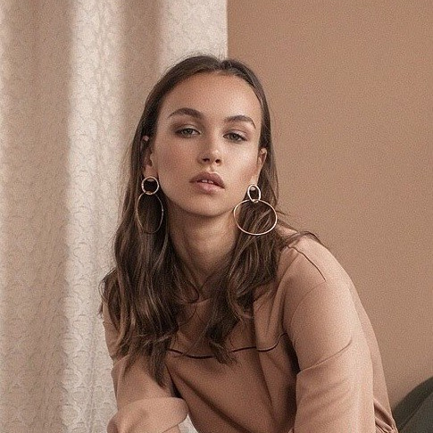 Стильные девушки-модели для коммерческой предметной съемки в Нижнем Новгороде.