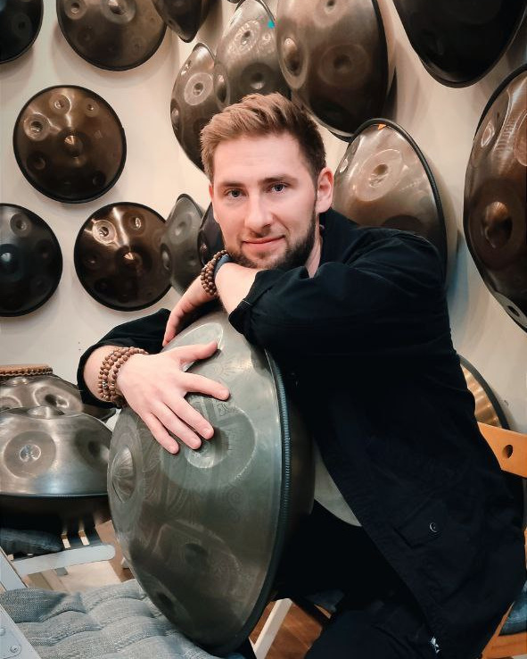 Каллиграфия на холстах со смыслом от Андрея Рэя