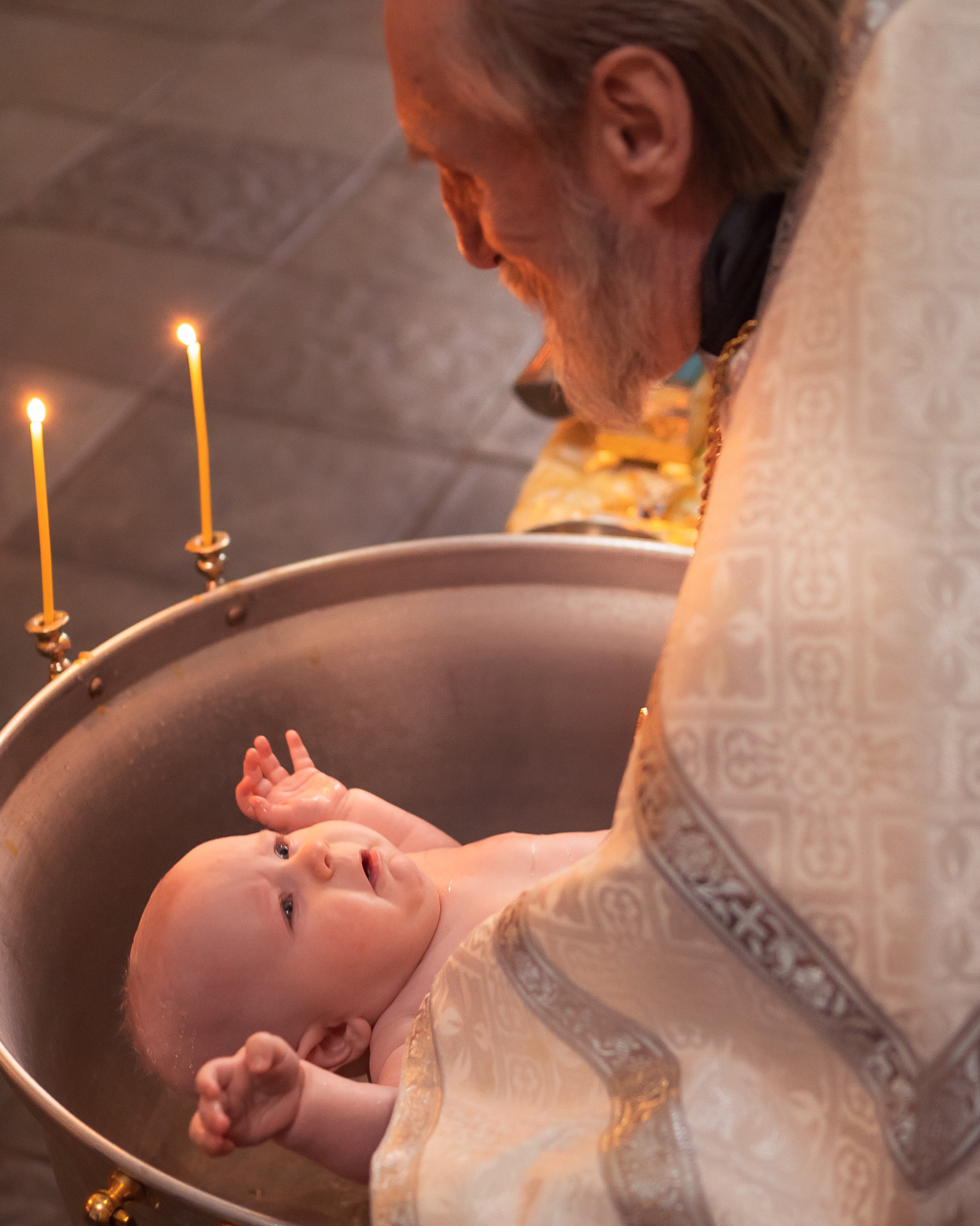 таинство крещения маленького ребенка в церкви