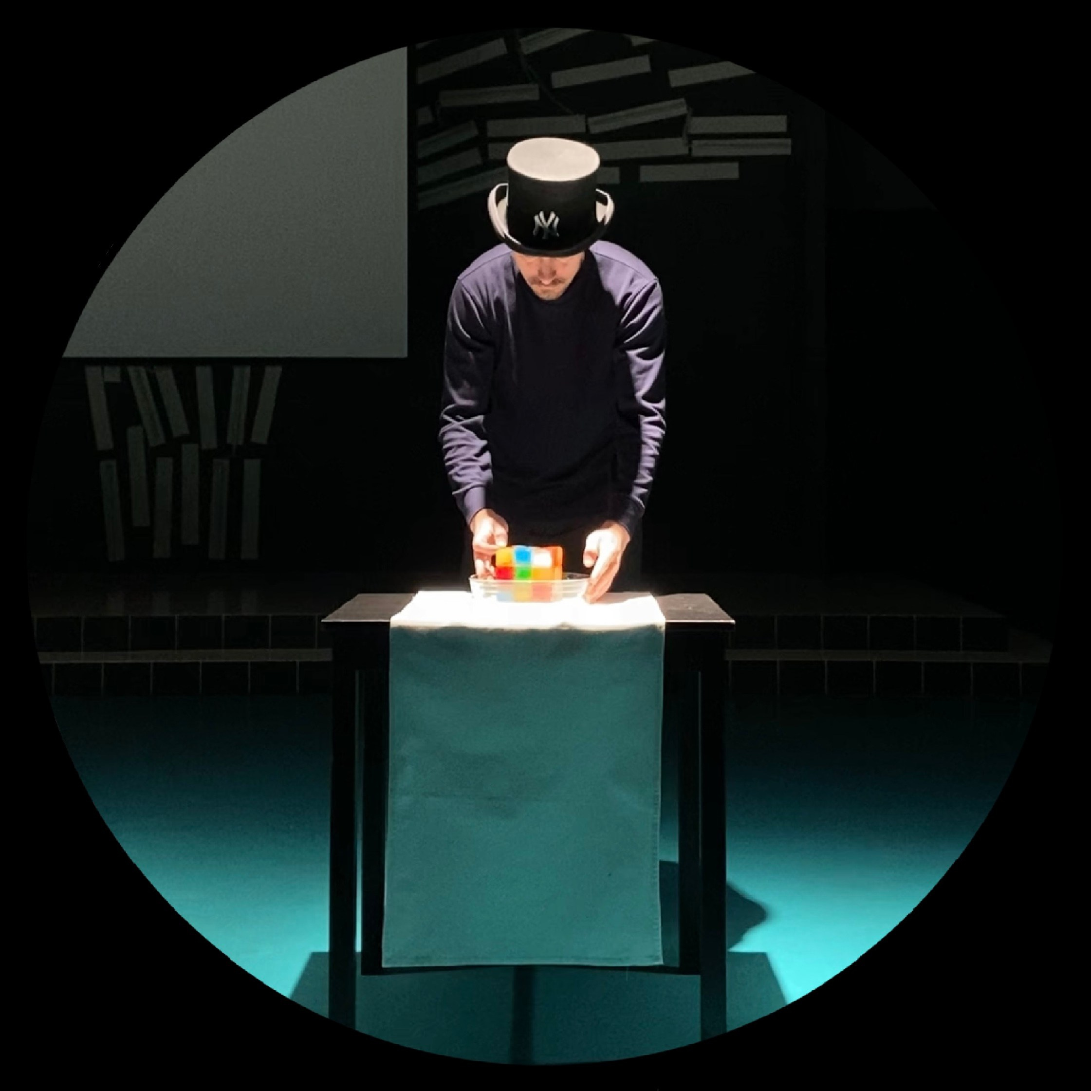 Перфоманс художника тает лёт кубик рубика современное искусство концептуализм