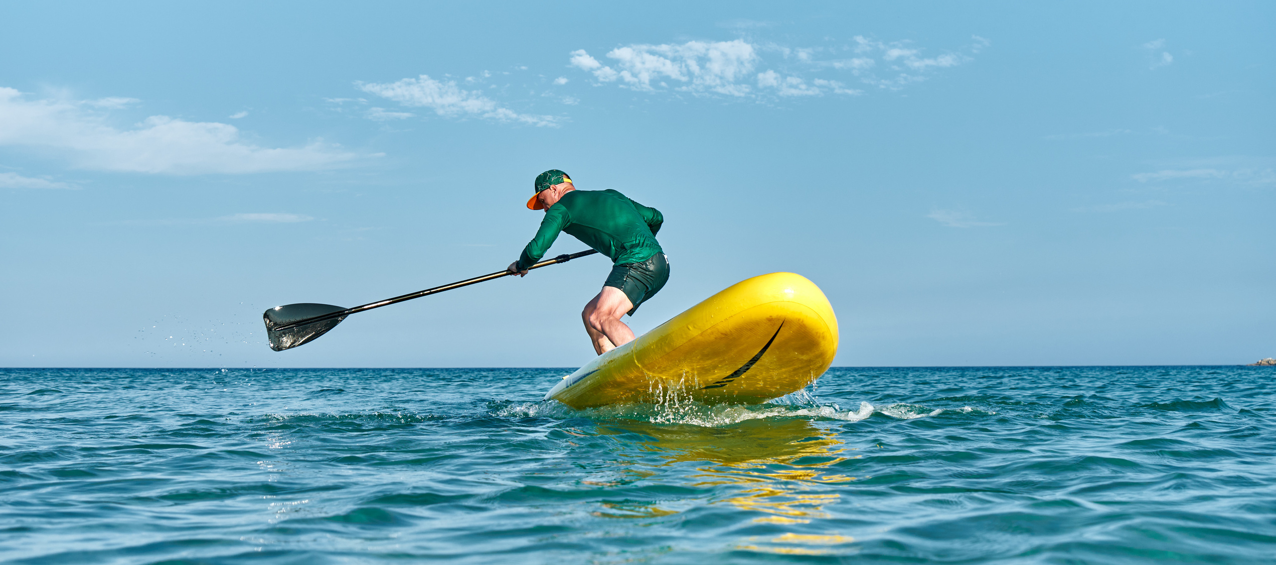 Трюки на SUP-борде в море. Купить коммерческие фотографии для использования в дизайне и рекламе