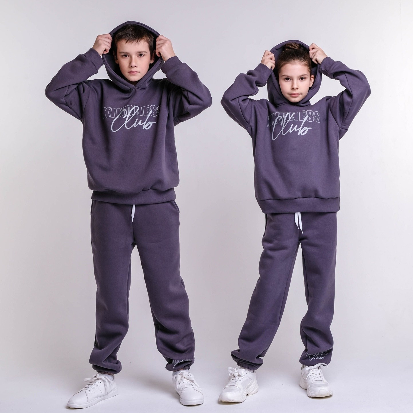 Мальчик и девочка в спортивных костюмах для вайлдбериз