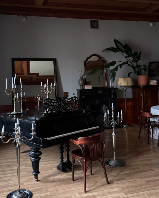 Фотозалы в атмосфере старого фонда. Портретный и семейный фотограф в Санкт-Петербурге Чугунова Анастасия