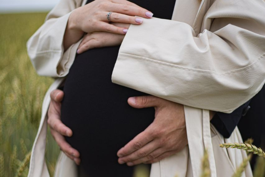 «Тёплый семейный портрет на природе с искренними улыбками и объятиями»