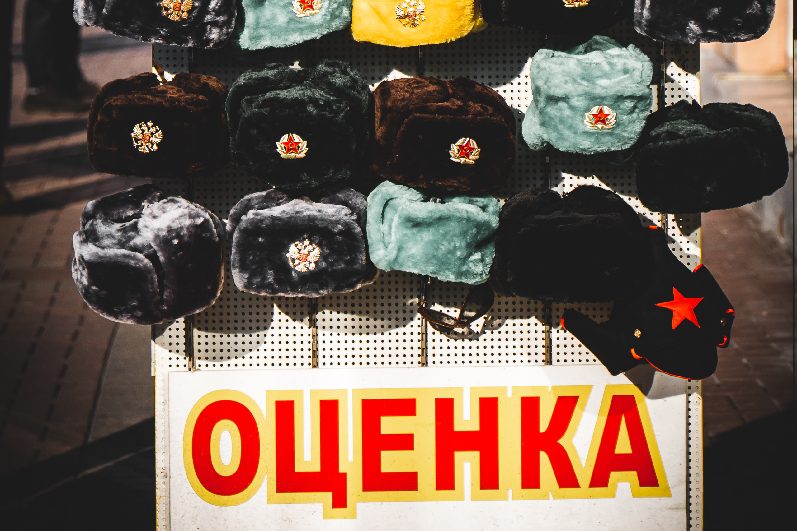 Продажа сувенирных шапок на Старом Арбате в Москве