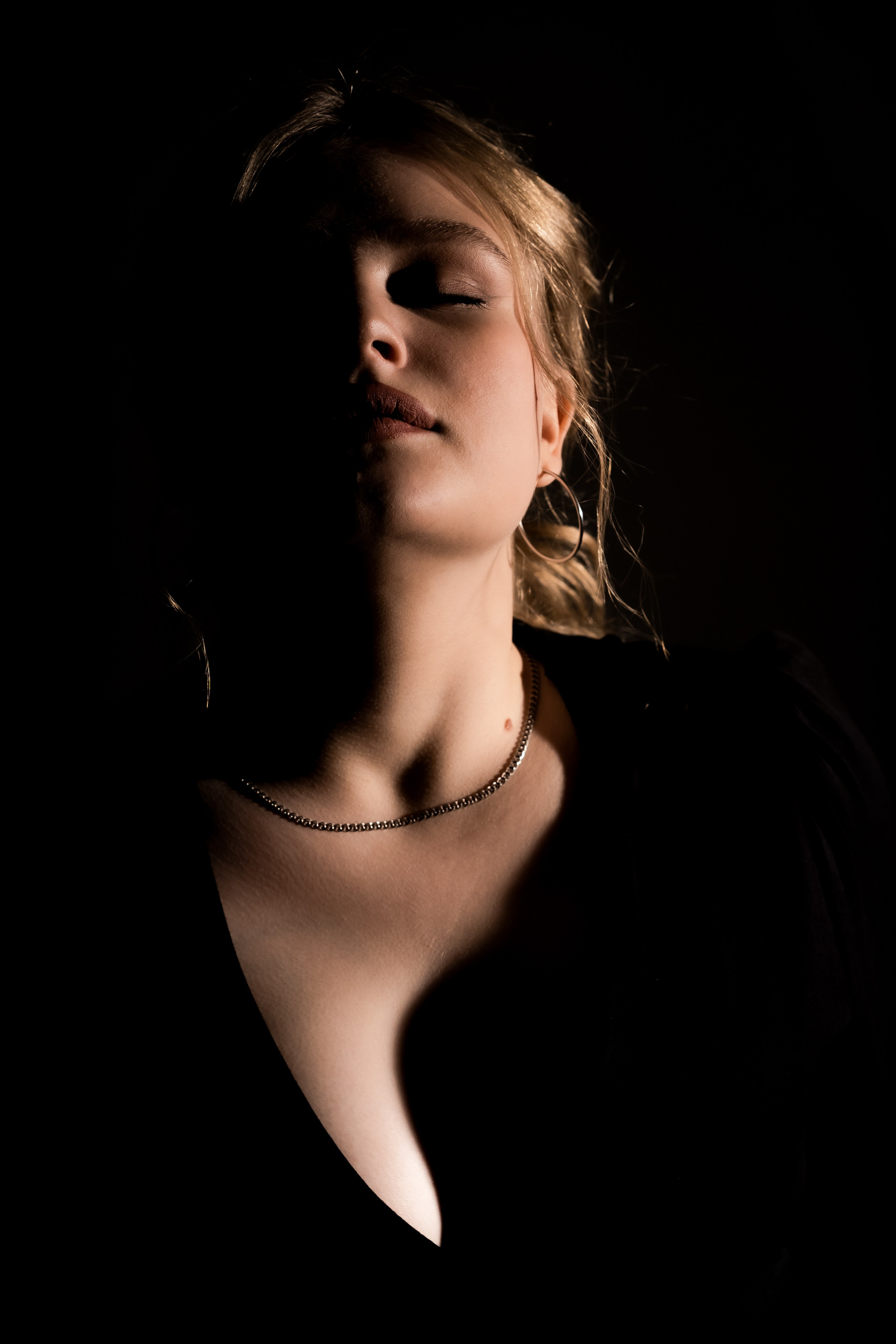 женский портрет, студийная съемка, съемка в низком ключе, индивидуальная съемка
