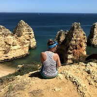 Женщина с темными волосами в солнцезащитных очках на улице