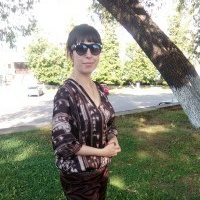 Женщина с темными волосами в солнцезащитных очках на улице