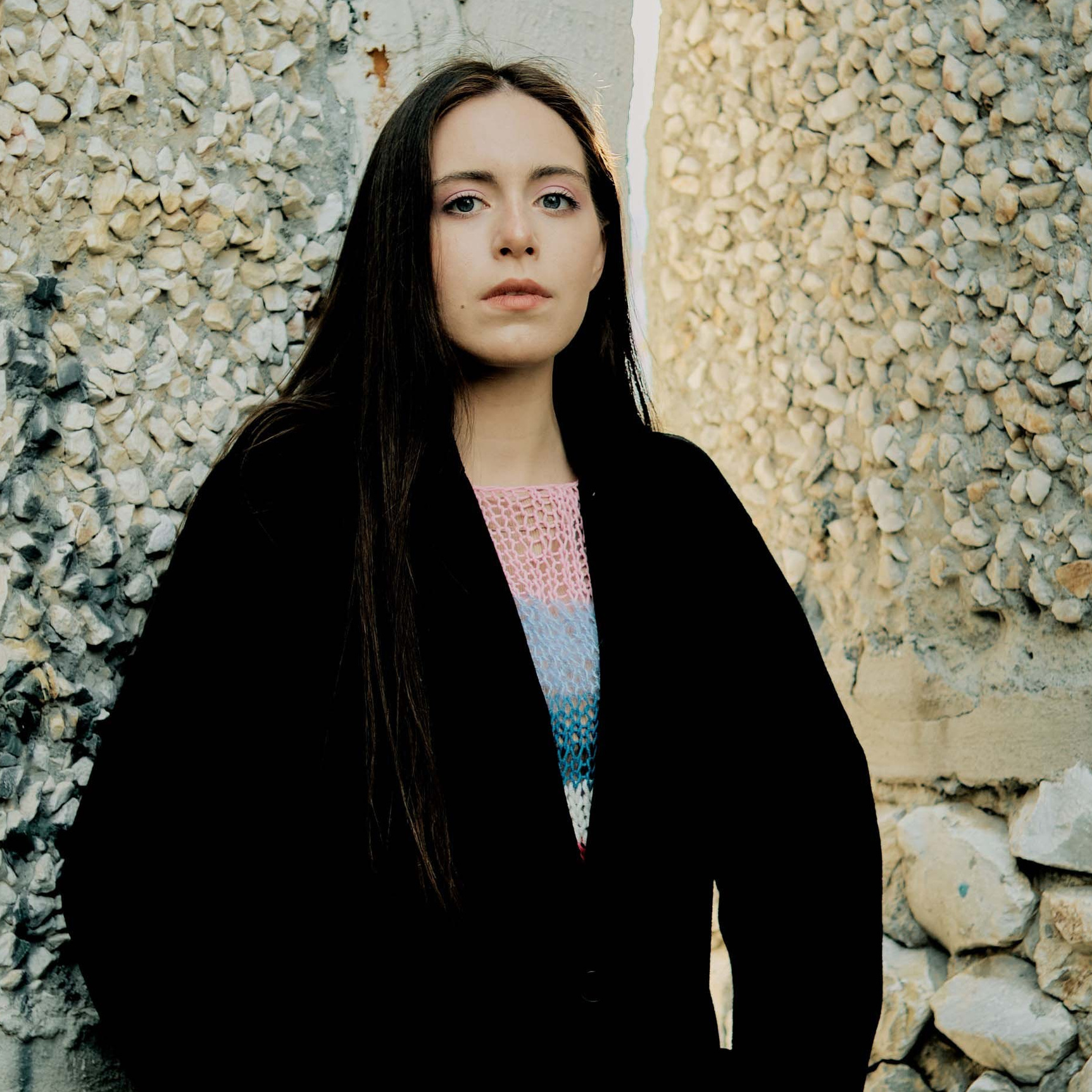 Фотограф Анастасия Галина, портрет фотографа на улице в пальто