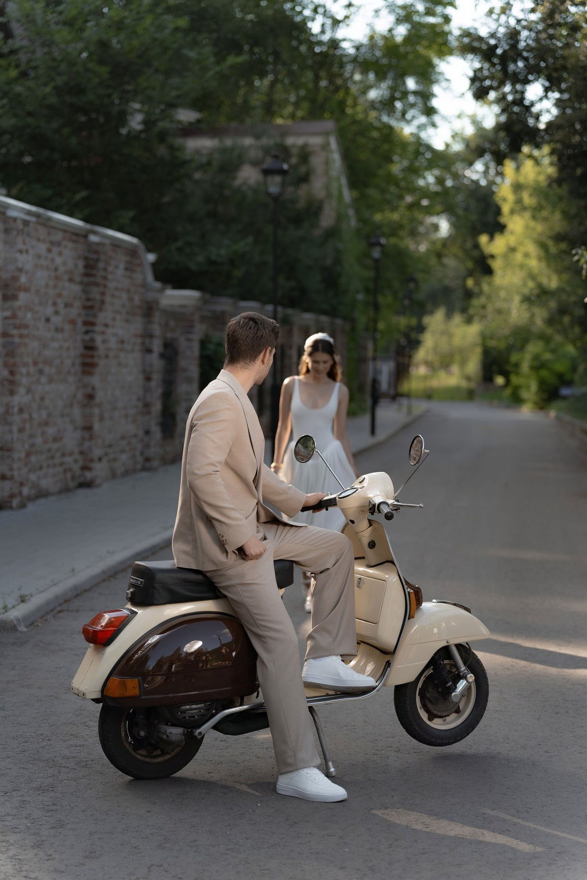 Кроссовки жениха с костюмом – обувь для свадьбы в Петербурге