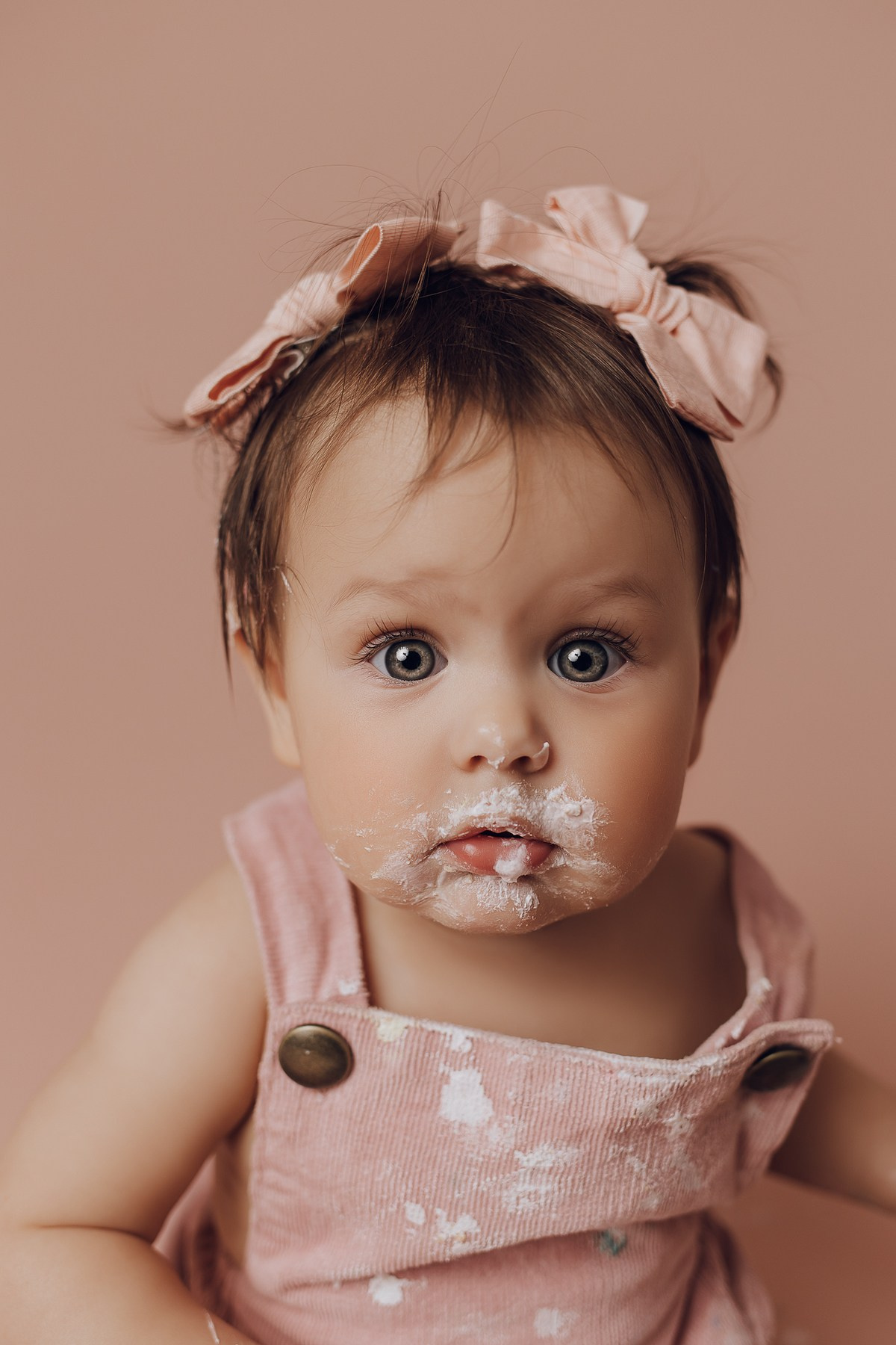 Годик, фотосессия на годик в Сочи, профессиональный детский фотограф. Полный образ, минимализм. Детский студийный фотограф Сочи