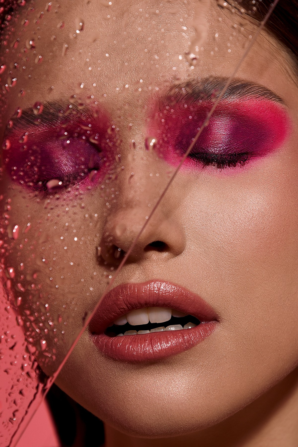 Бьюти портрет девушки с розовым макияжем.