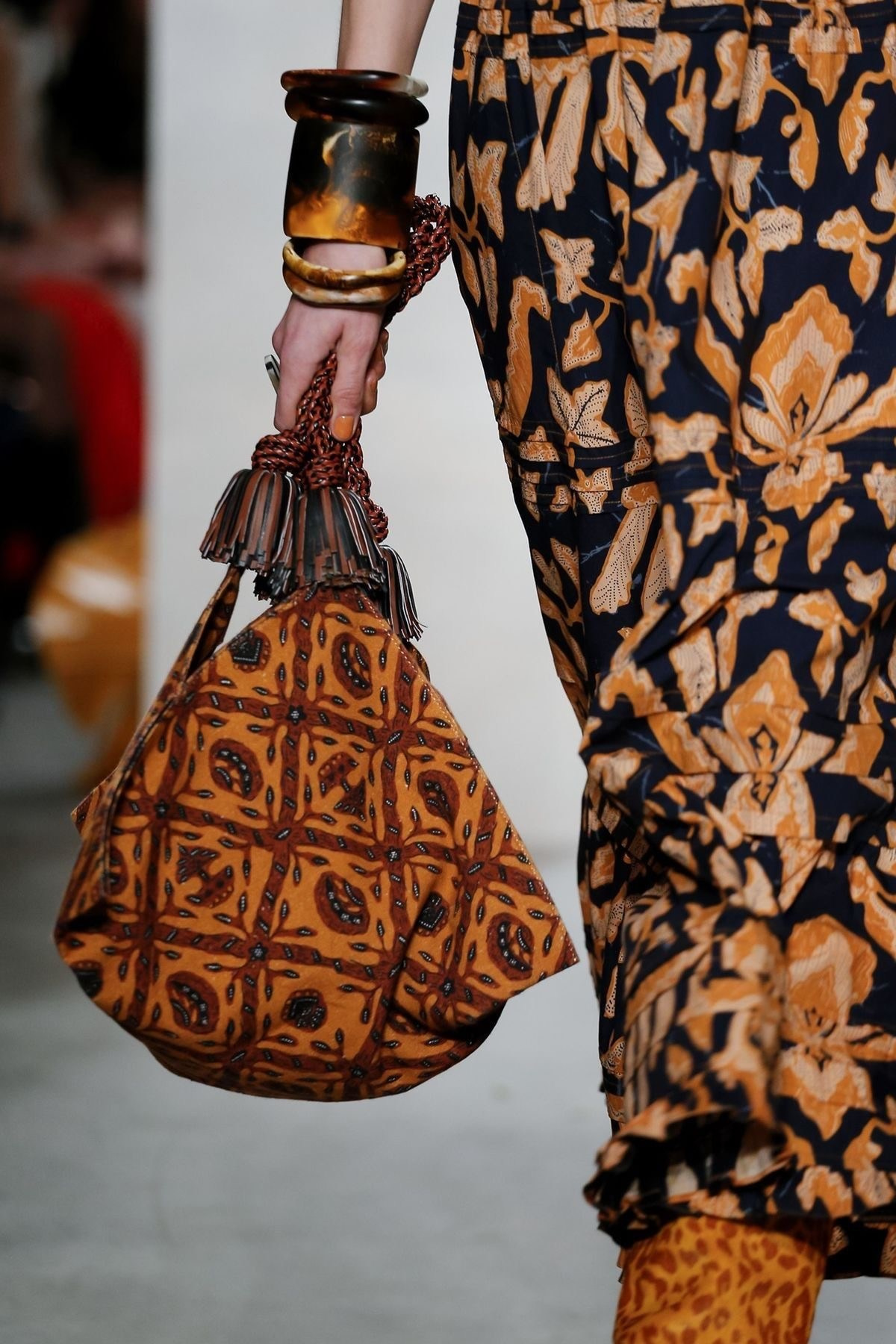 Вечерний образ с бархатной сумочкой drawstring