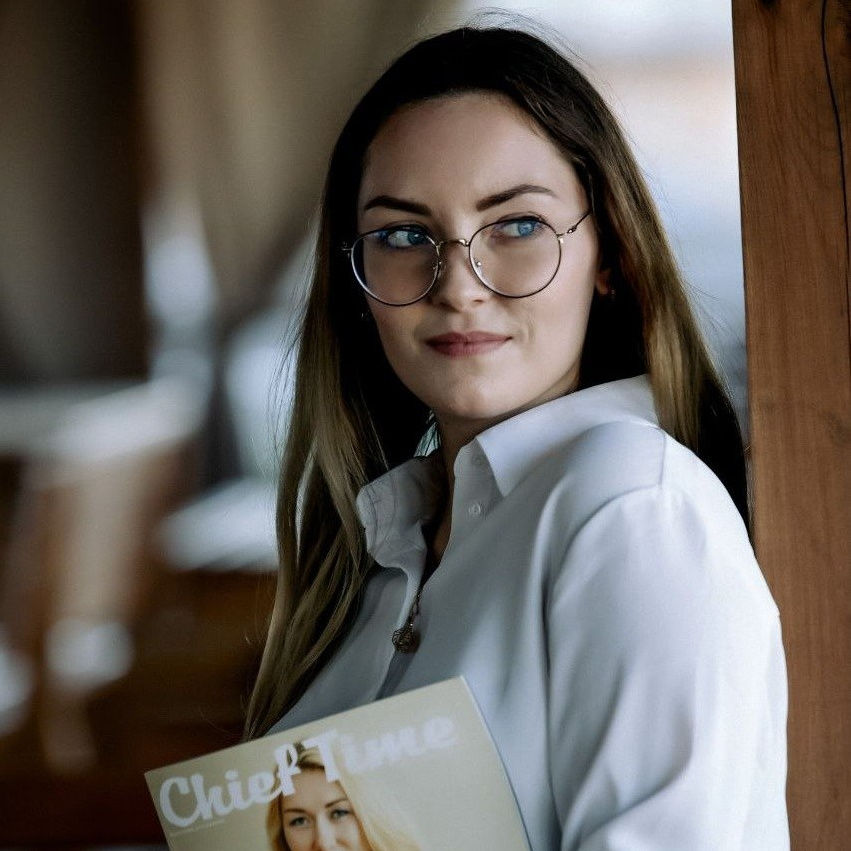 Я Инна — графический дизайнер г. Краснодар / ст. Кущевская. Создаю логотипы, арт-портреты, работаю в технике low poly, рисую векторные иллюстрации, персонажей, оформляю карточки товаров, полиграфию