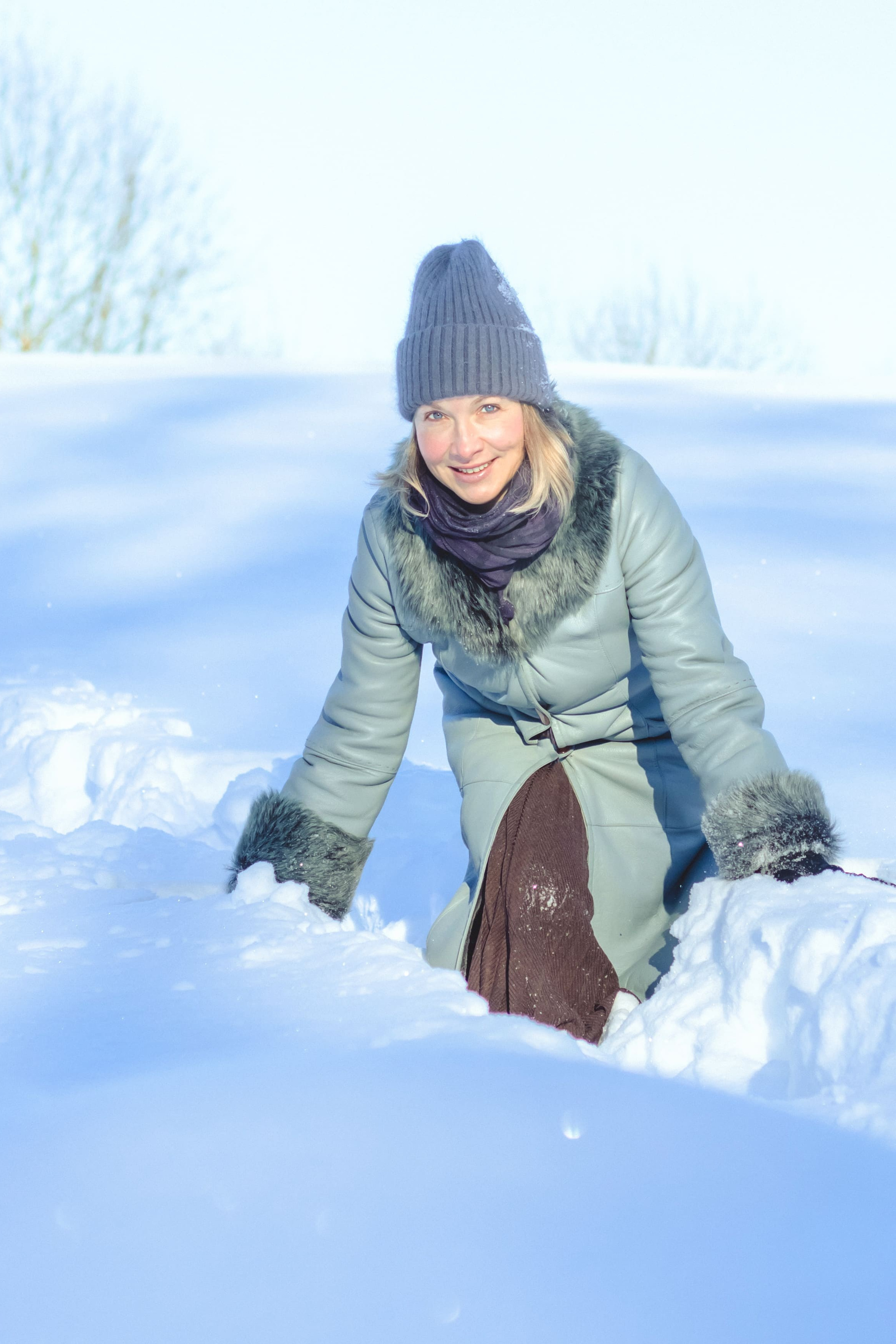 Женская фотосессия в снегу с естественными эмоциями, фотограф Карасёва Елена