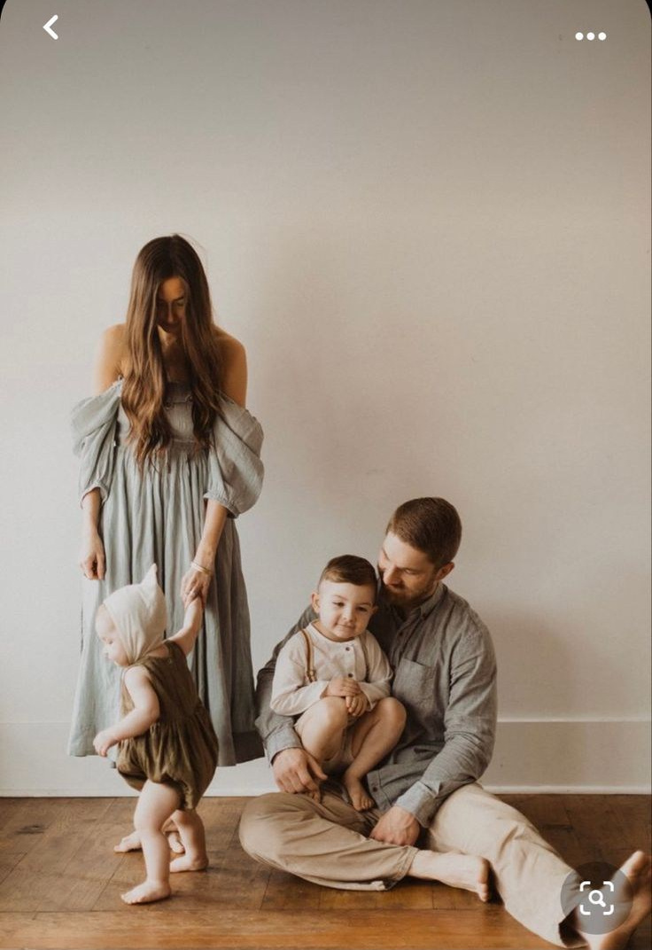 Рекомендации по подбору одежды для семейных съемок в локации с кроватью. Фотограф новорожденных г. Рязань, детский и семейный фотограф