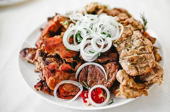 Мясное ассорти Премиум подается с домашней аджикой и брусничным соусом (говядина, баранина, курица, свинина)