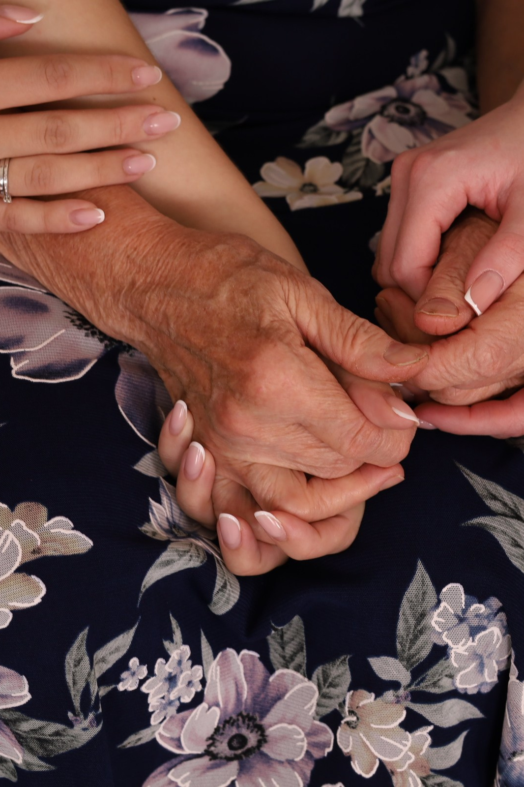 Здравствуйте! Меня зовут Алина, я специализируюсь на женской портретной, парной и семейных съемках