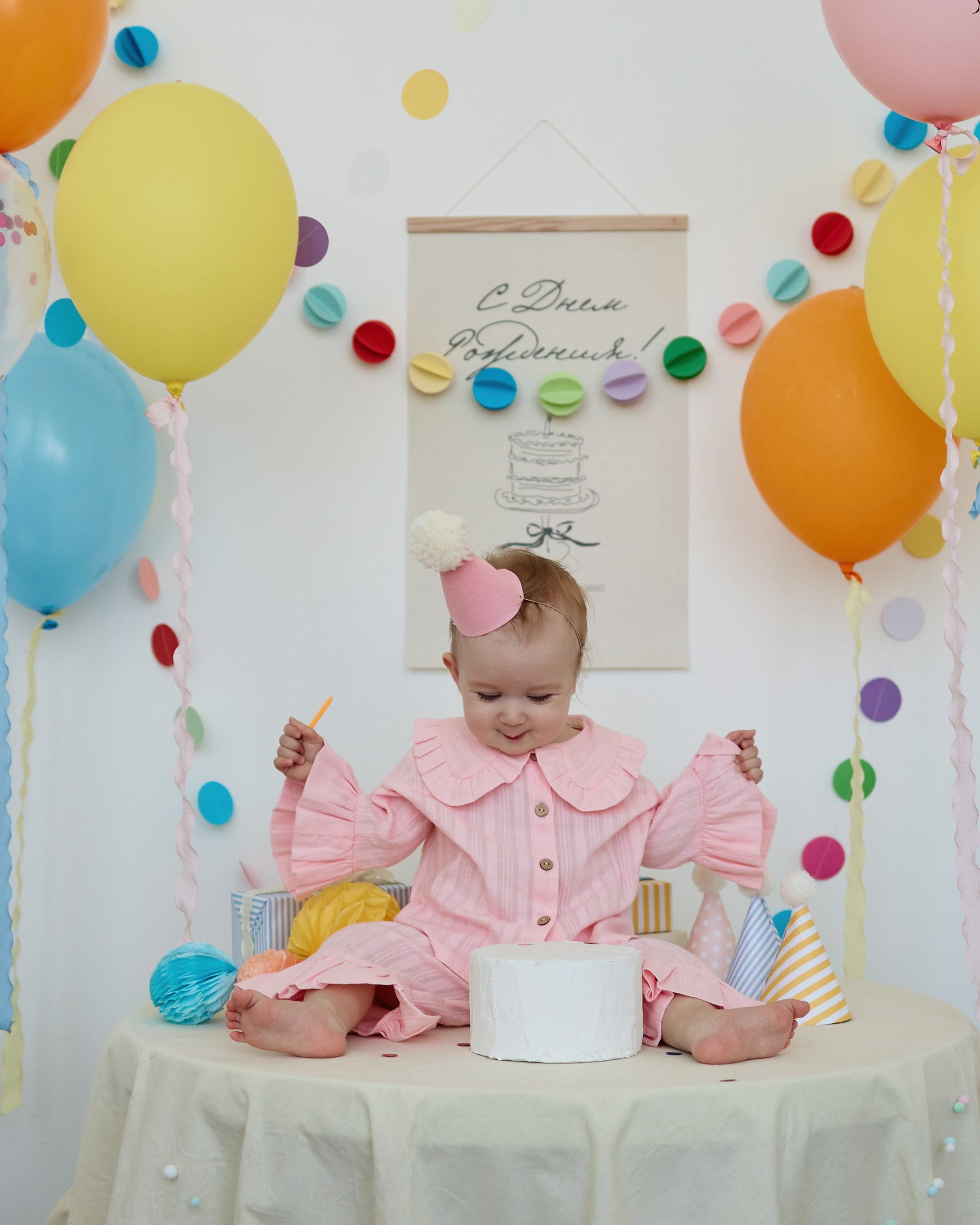 Фотосессия на первый день рождения от 1 года до 5 лет в Краснодаре. Фотостудия Roomy в Краснодаре | Семейные и детские съёмки дней рождения от 1 до 5 лет, аренда зала фотостудии