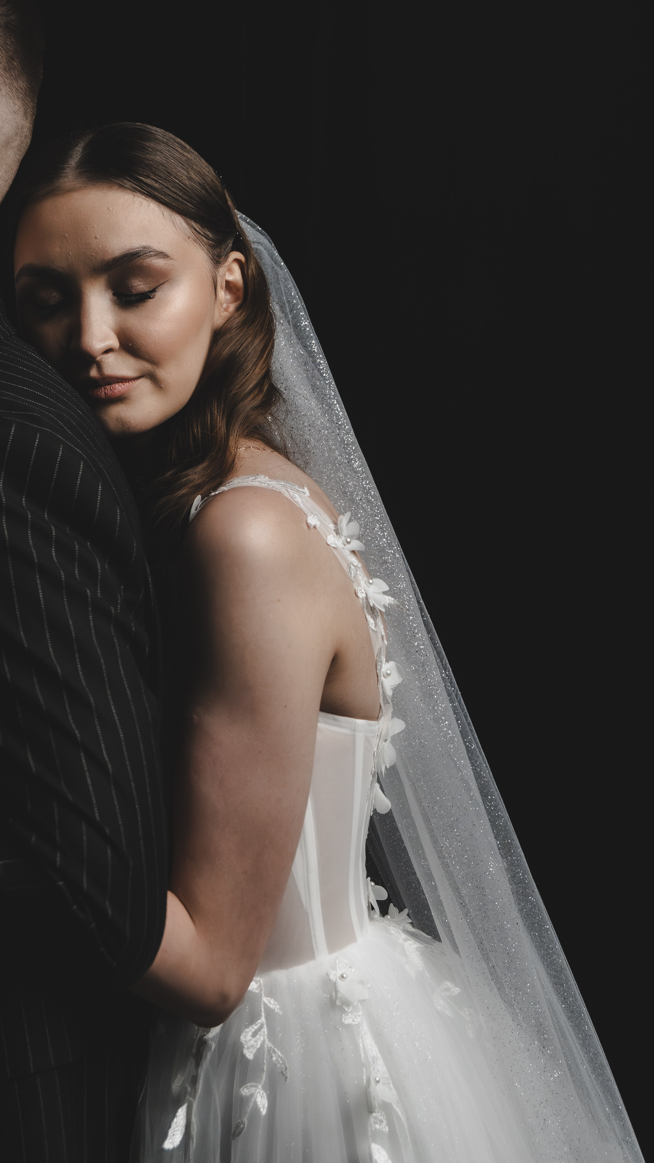 Невеста прижалась к спине жениха