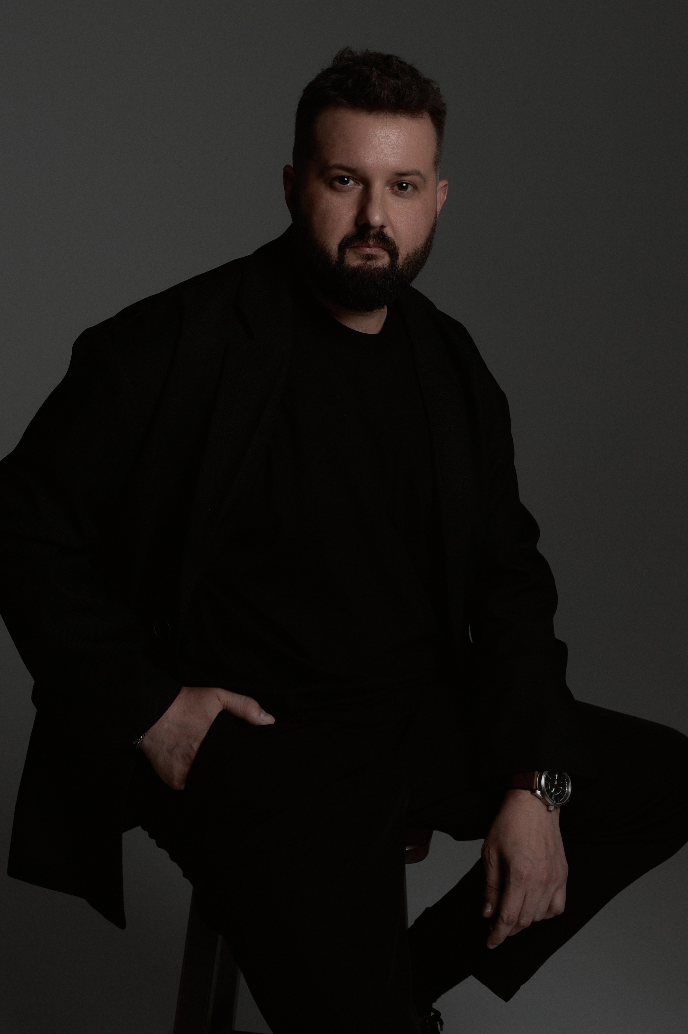 Весёлый фотограф прыгает на диване