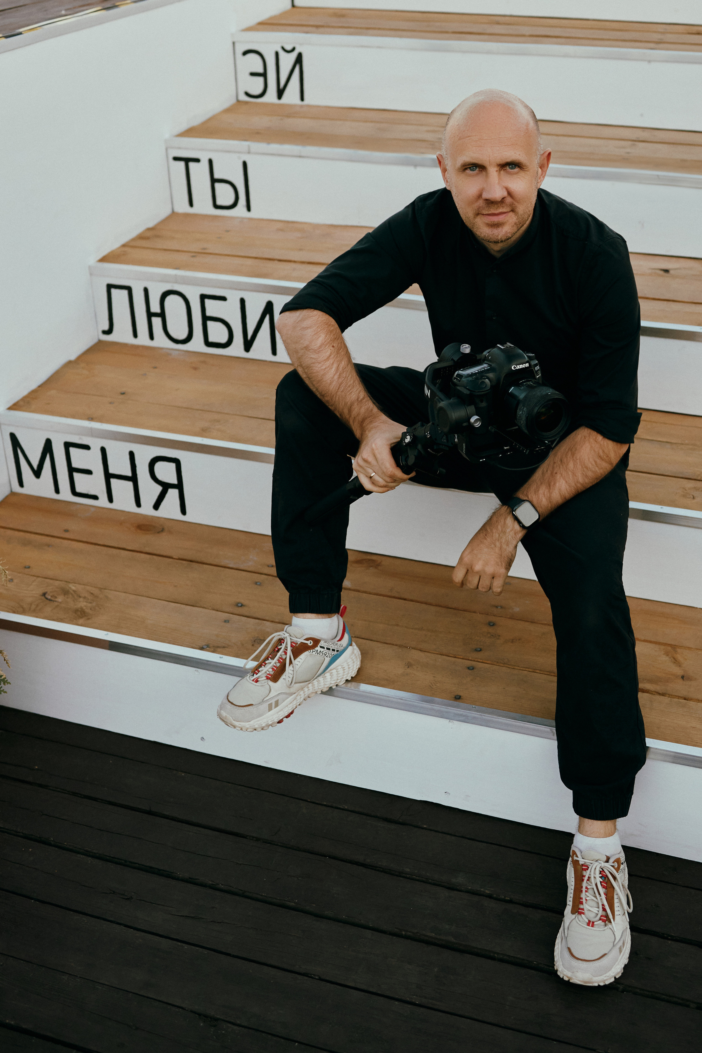 Стильно. Атмосферно. Про Вас. "Илья Новиков — профессиональный фотограф и видеограф в Екатеринбурге, Москве и Калининграде. Видеосъемка свадеб, корпоративных мероприятий, рекламных роликов и бизнес-контента: динамичные кадры с кинематографичной подачей. Фотосъемка: индивидуальные портреты, бизнес-имидж, репортажи, корпоративы и свадьбы — авторский стиль с естественным светом и эмоциональной глубиной. Работаю в локациях: Москвы, современные пространства Екатеринбурга, балтийское побережье Калининграда. Профессиональная фото- и видеосъемка для частных клиентов и бизнеса." 