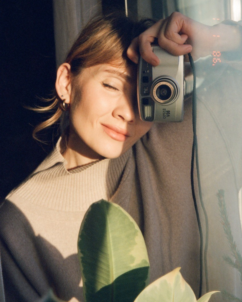 Портрет стилиста с зелёным растением — свяжитесь со стилистом для персонального подбора образа