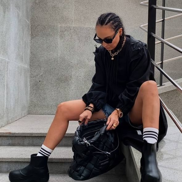 Фотосъемка одежды для маркетплейсов Екатеринбург модельная съемка Wildberries ВБ Ozon цена карточки товара фотограф Екб заказать Модельная фотосессия одежды для Wildberries ВБ Ozon Озон в Екатеринбурге. Съемка платьев костюмов верхней одежды для карточек товара стоимость Екб заказать контент для маркетплейсов услуги фотографа для Вайлдберриз цена прайс каталог одежды