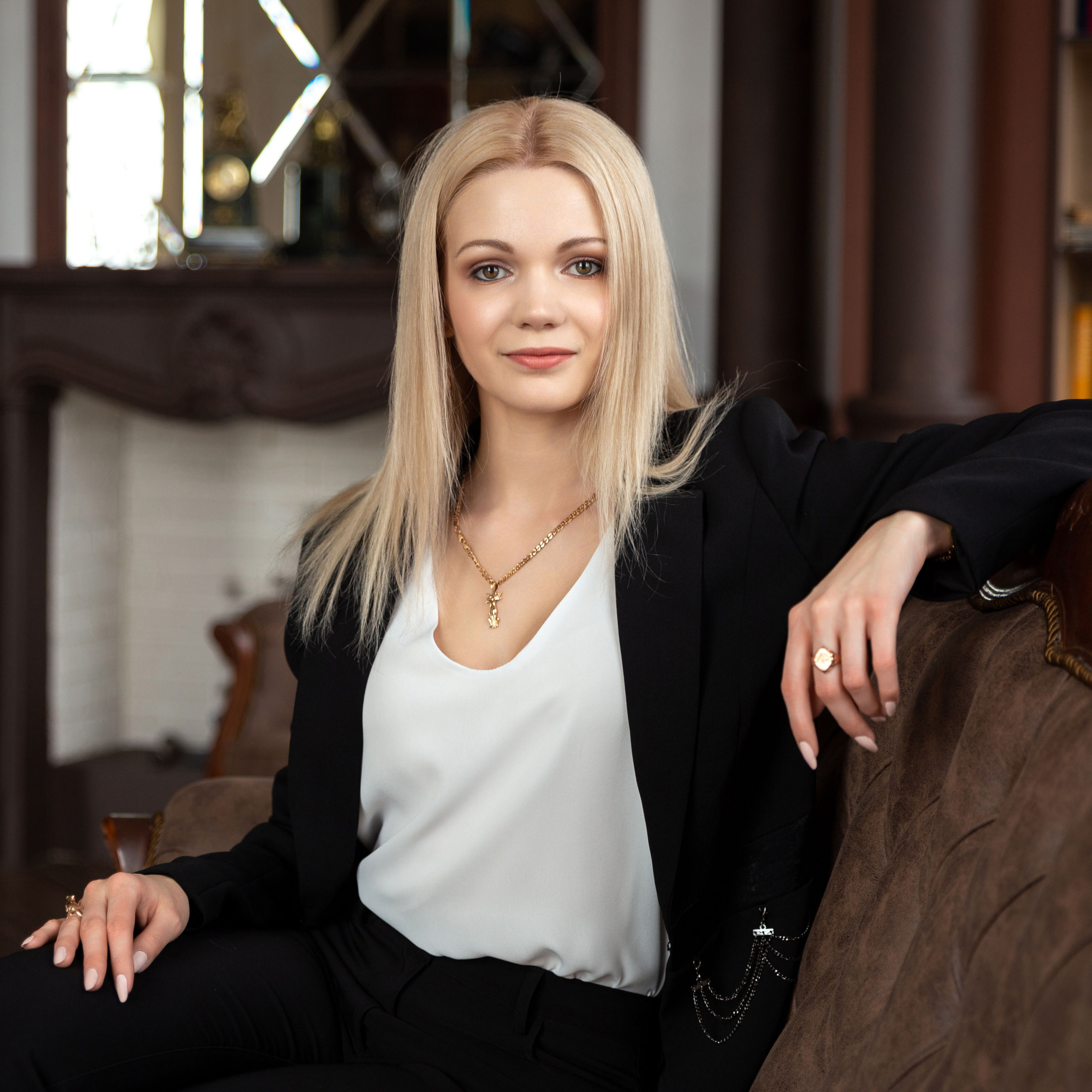 Женская фотосессия в студии в платье