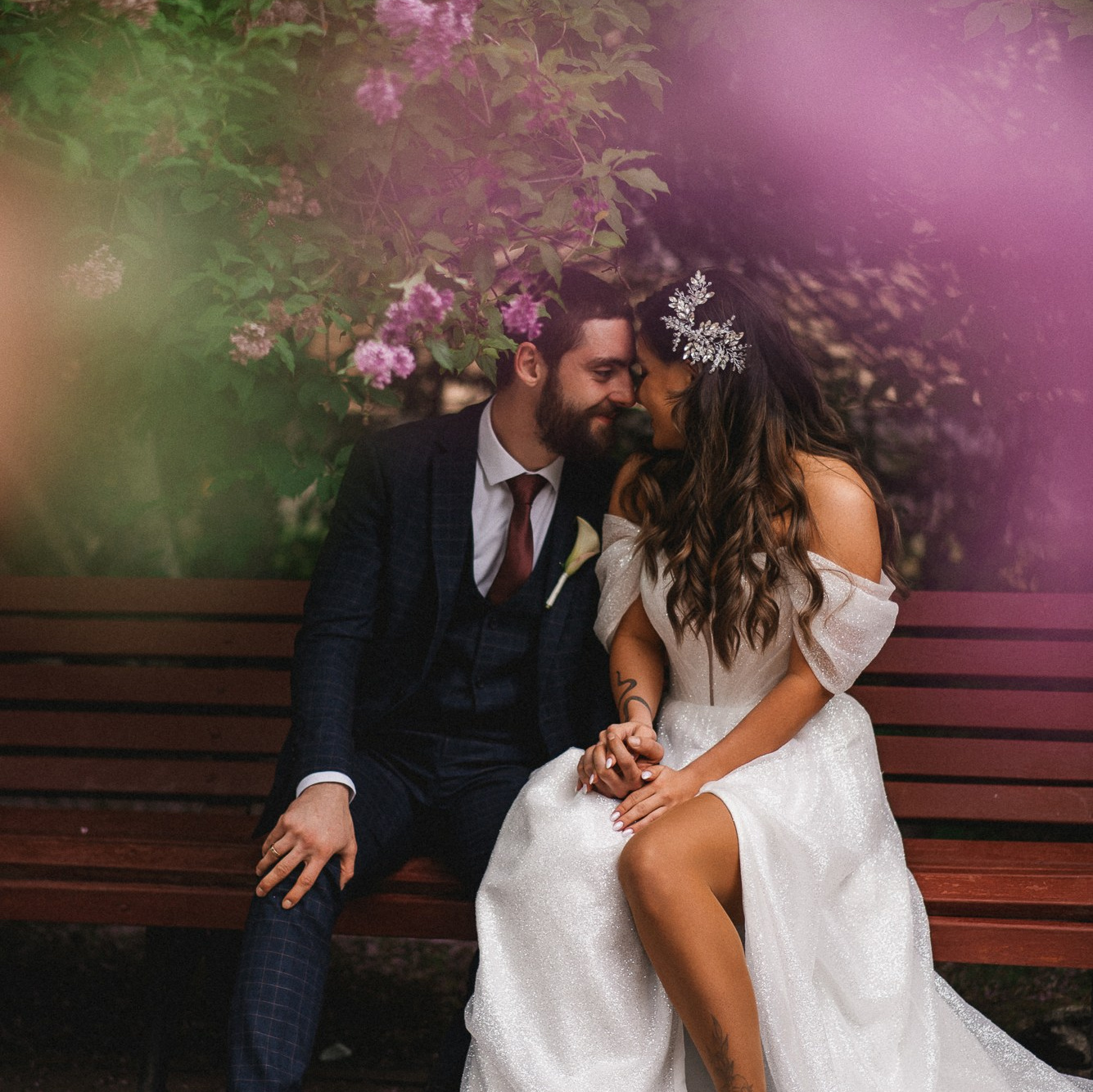 Свадьба, невеста, жених, свадебная фотография, сирень, цветение сирени в Мурманске, лавстори, свадебное лавстори, свадебное платье, костюм жениха