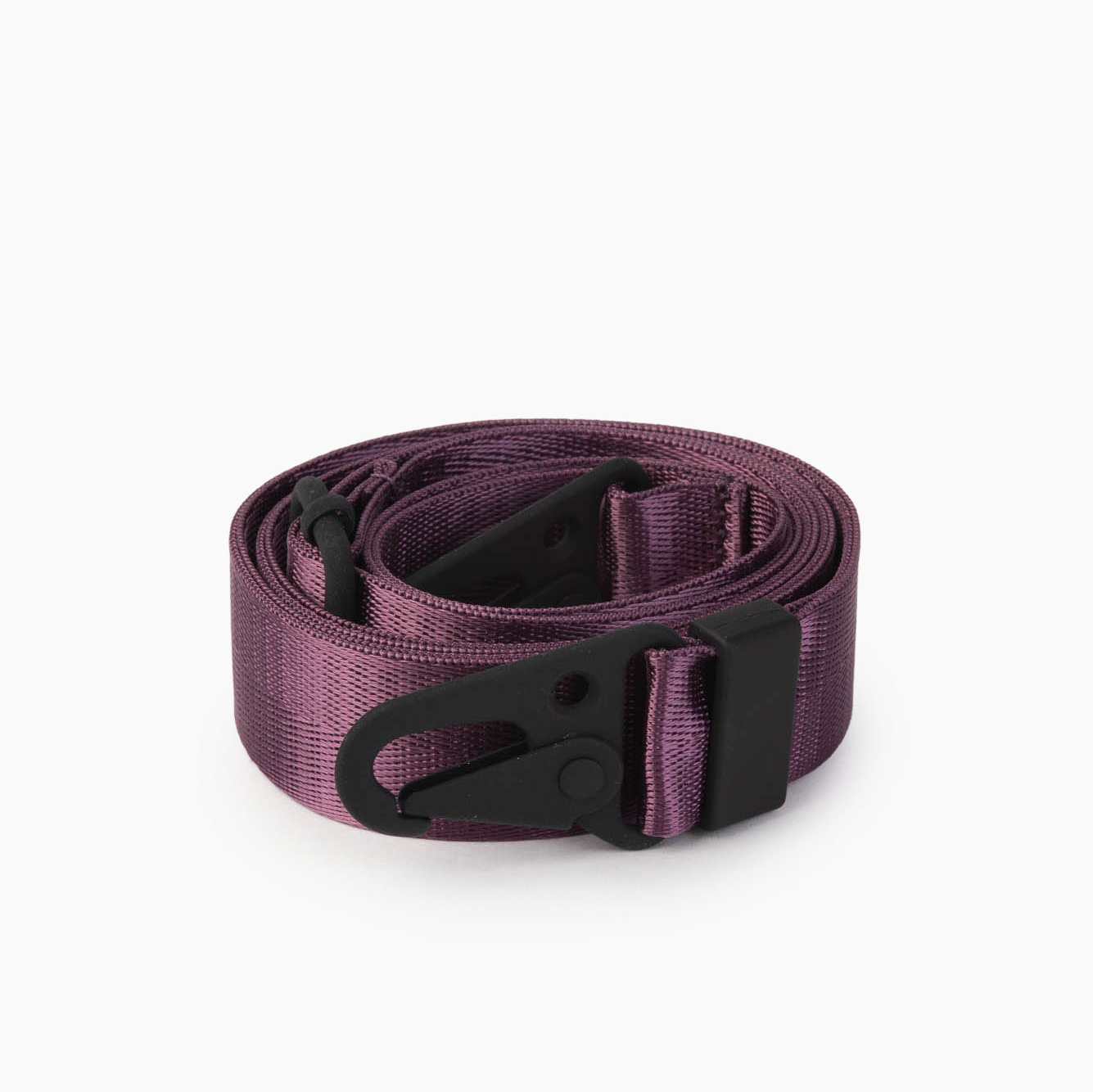 Бордовый трос лежит на белом фоне — пример каталожной съёмки аксессуаров.