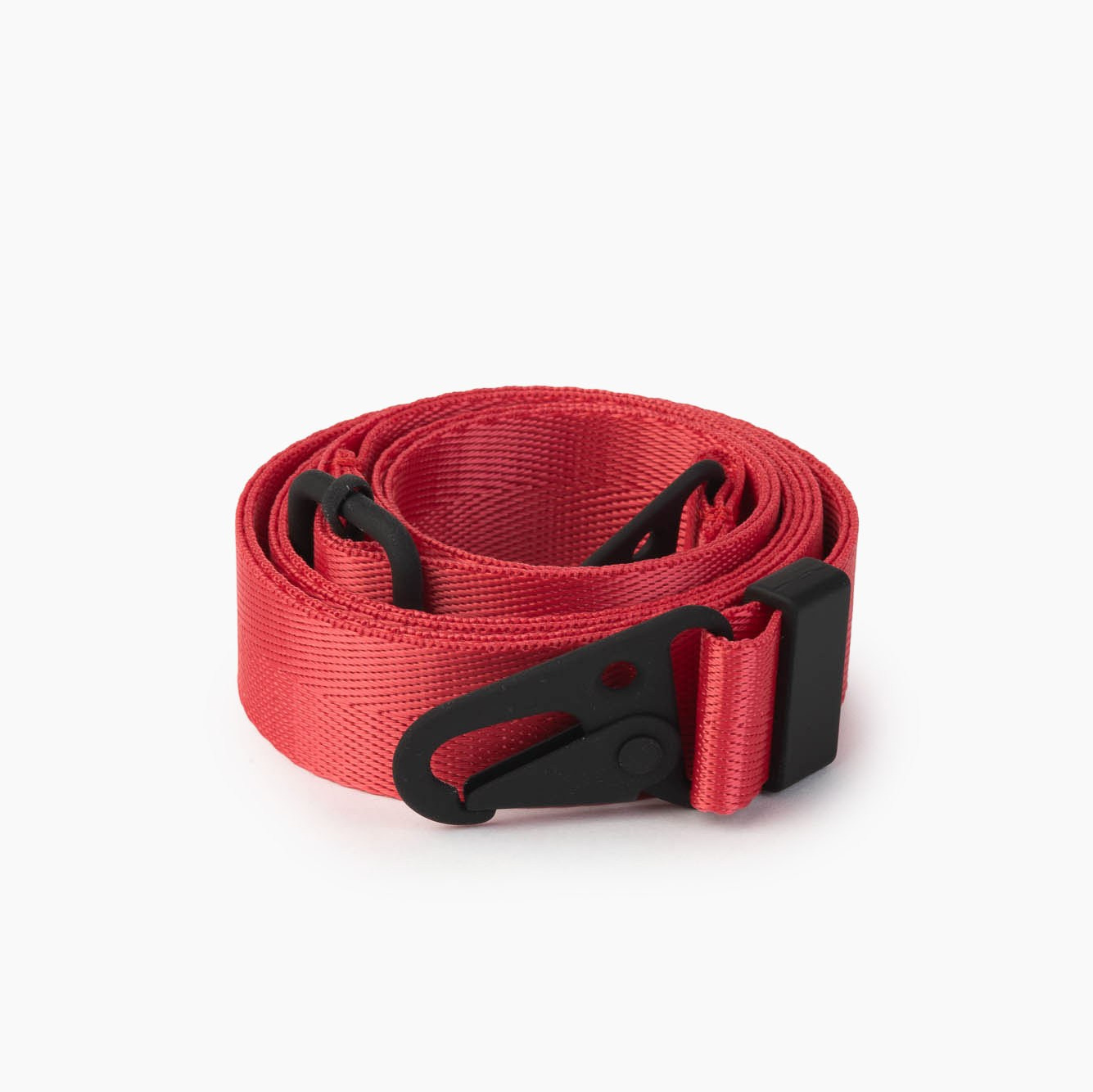 Красный трос с классическим карабином изолированно — предметная фотосъёмка для интернет-магазина.