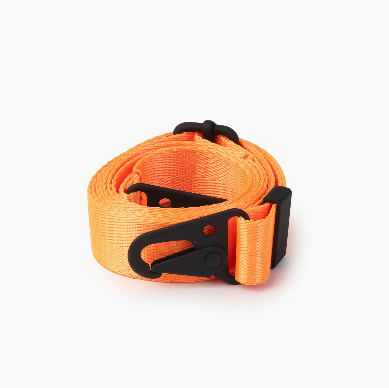 Оранжевый трос с карабином на белом фоне — каталожная съёмка модных аксессуаров.