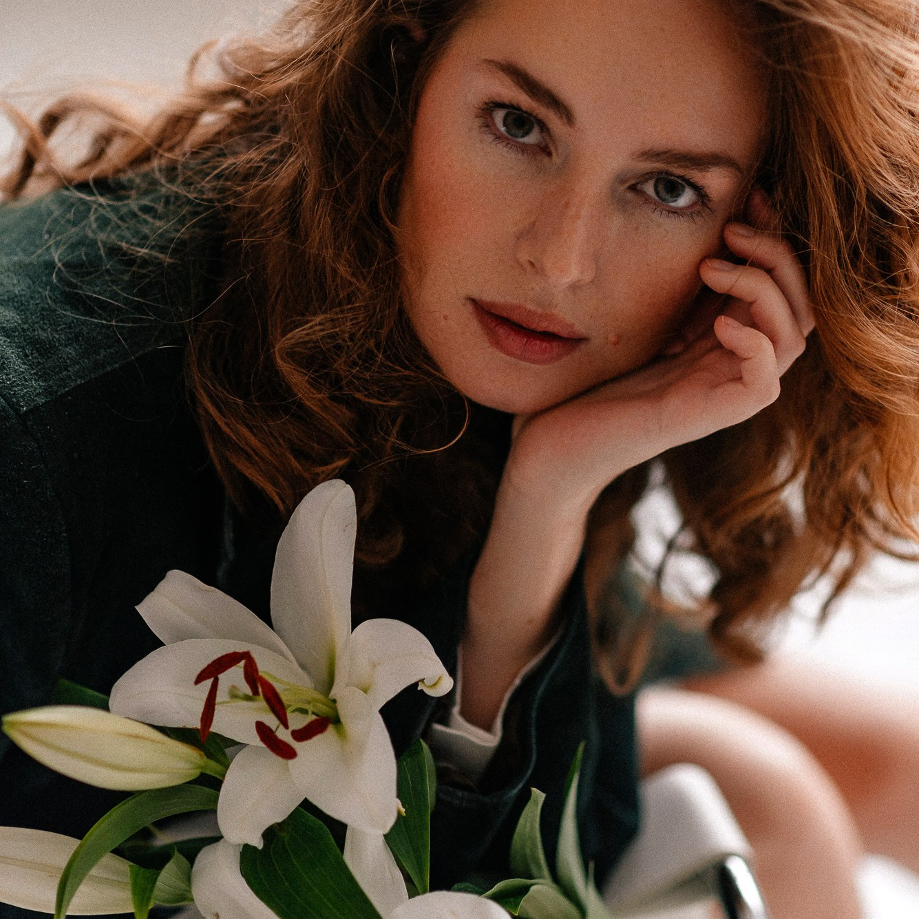 Девушка, красотка, красивая рыжая женщина, лилия, белая лилия, фотография, обучение фотографии, женский портрет