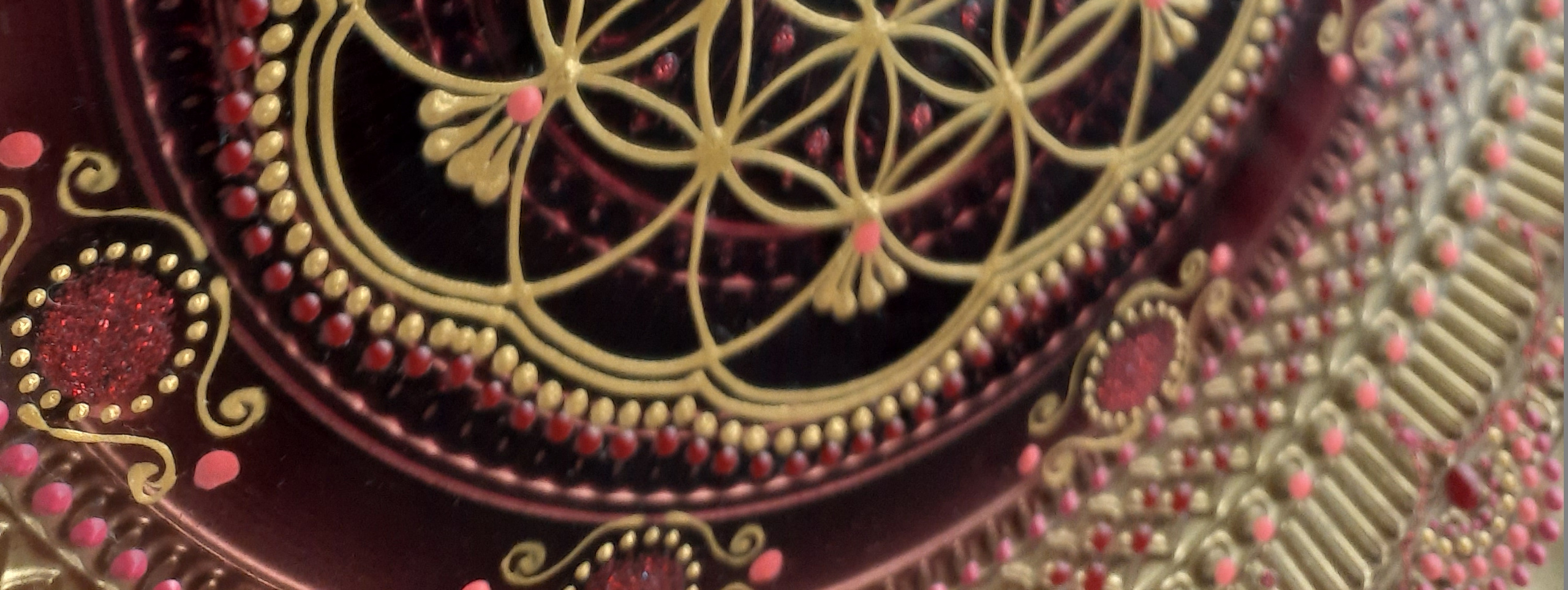 МАГАЗИН — «Мелодия любви» Мандала бордовая на тарелочке. Свет Мандал Светланы Филимоновой