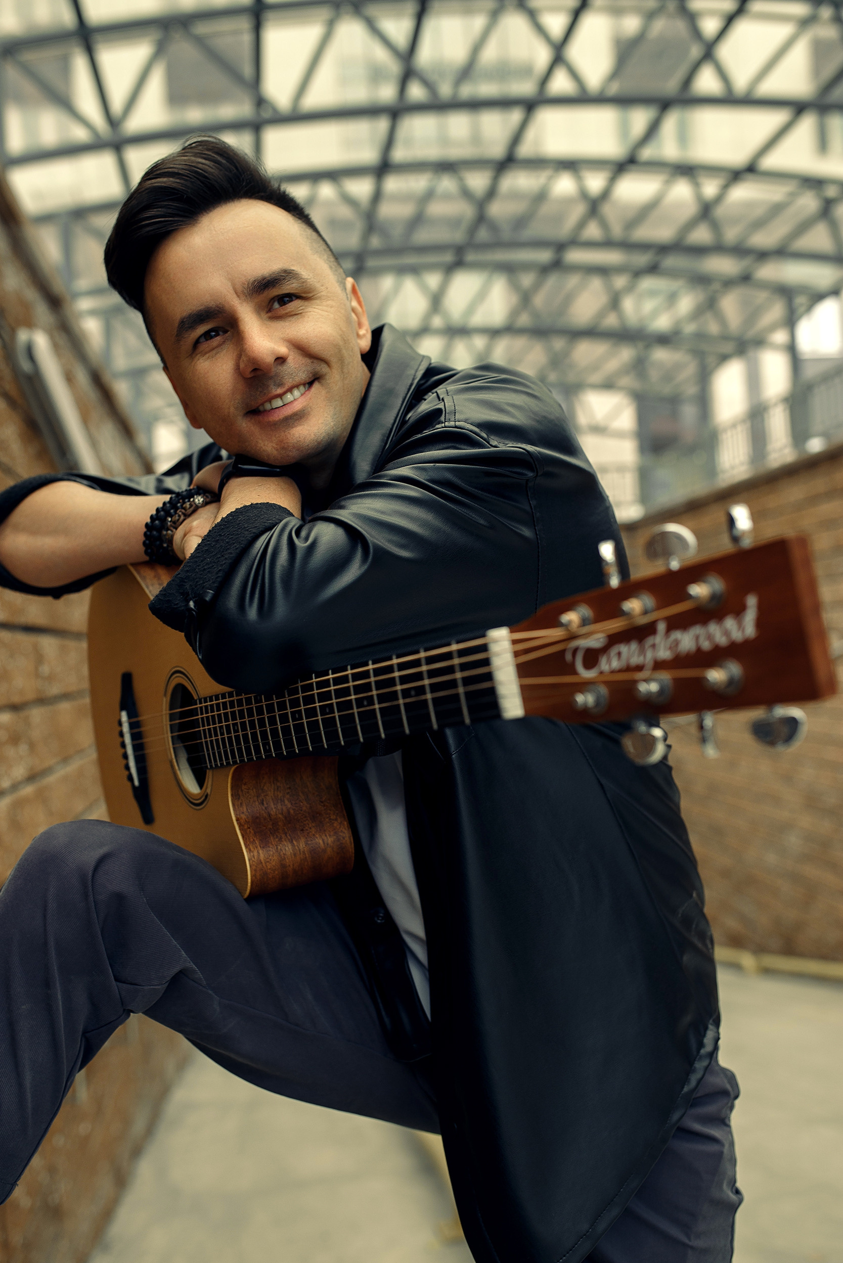 Как Олег с гитарой по городу гулял. Фотограф  Уфа, Москва, Казань, Питер Ильдар Кудабаев